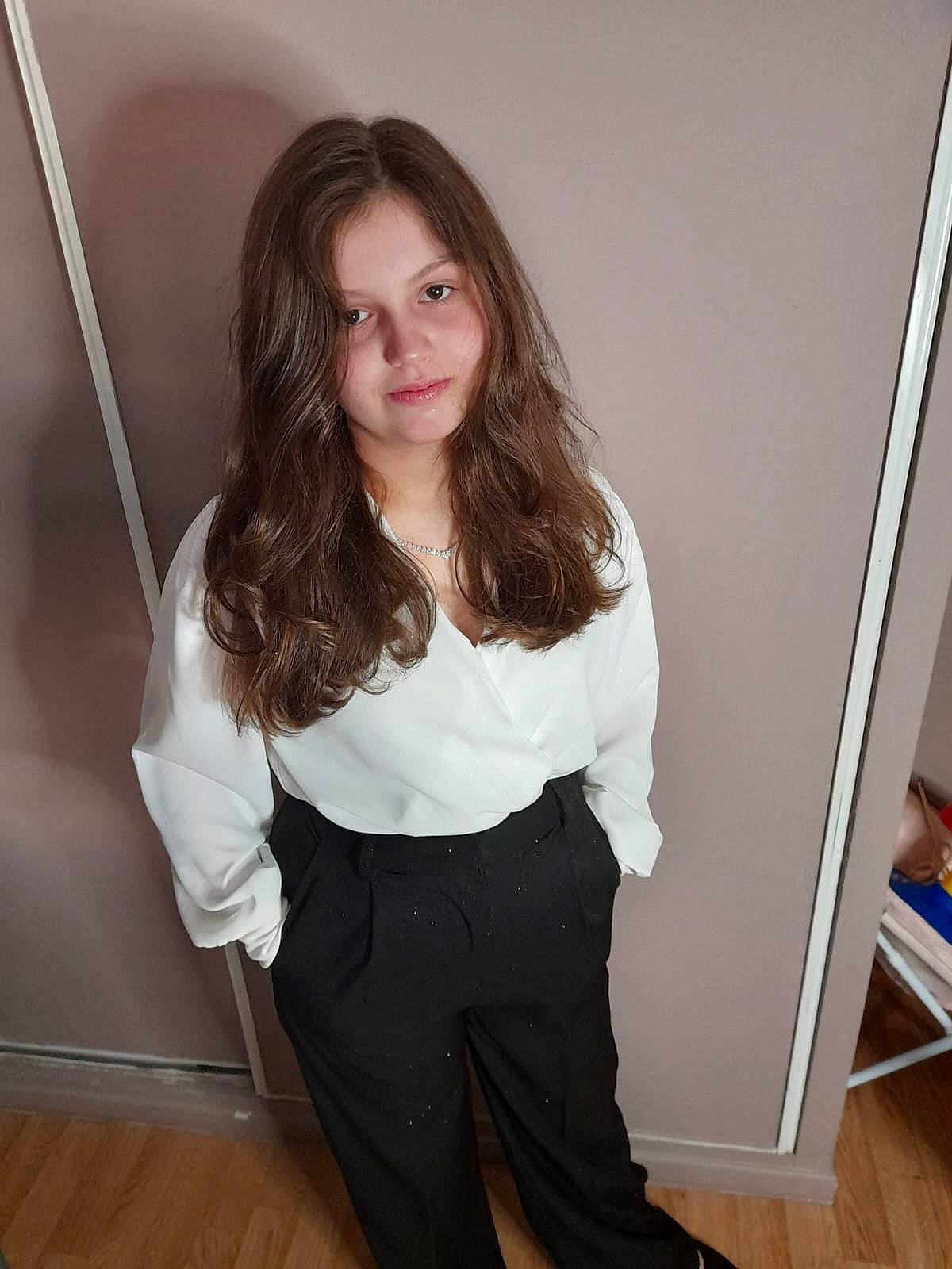 Lucie a rejoint le concours — aidez-le/la à gagner de superbes lots ! blazer, blond, collar, fashion_design, flash_photography, formal_wear, gesture, hairstyle, human_leg, joint, knee, layered_hair, long_hair, neck, person, shoulder, sleeve, thigh, trunk, waist