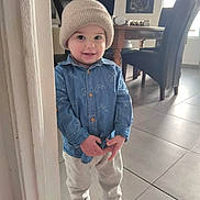 Maylone a rejoint le concours — aidez-le/la à gagner de superbes lots ! casual_clothing, chairs, child, cozy, cute, denim_shirt, dining_table, floor_tiles, happy, hat, home, indoor, person, portrait, smile, sneakers, standing, toddler, wall_art, young_child