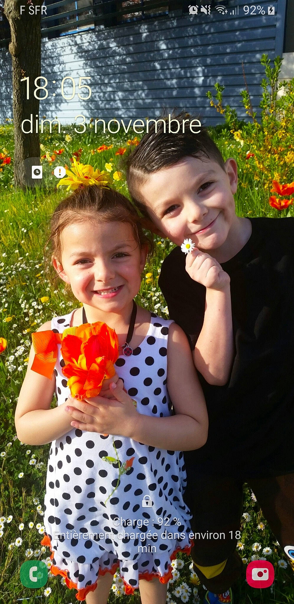 Laly participe au concours pour gagner de l'argent avec cette photo : child, finger, flower, happy, joy, person, photography, plant, play, summer, toddler, wildflower