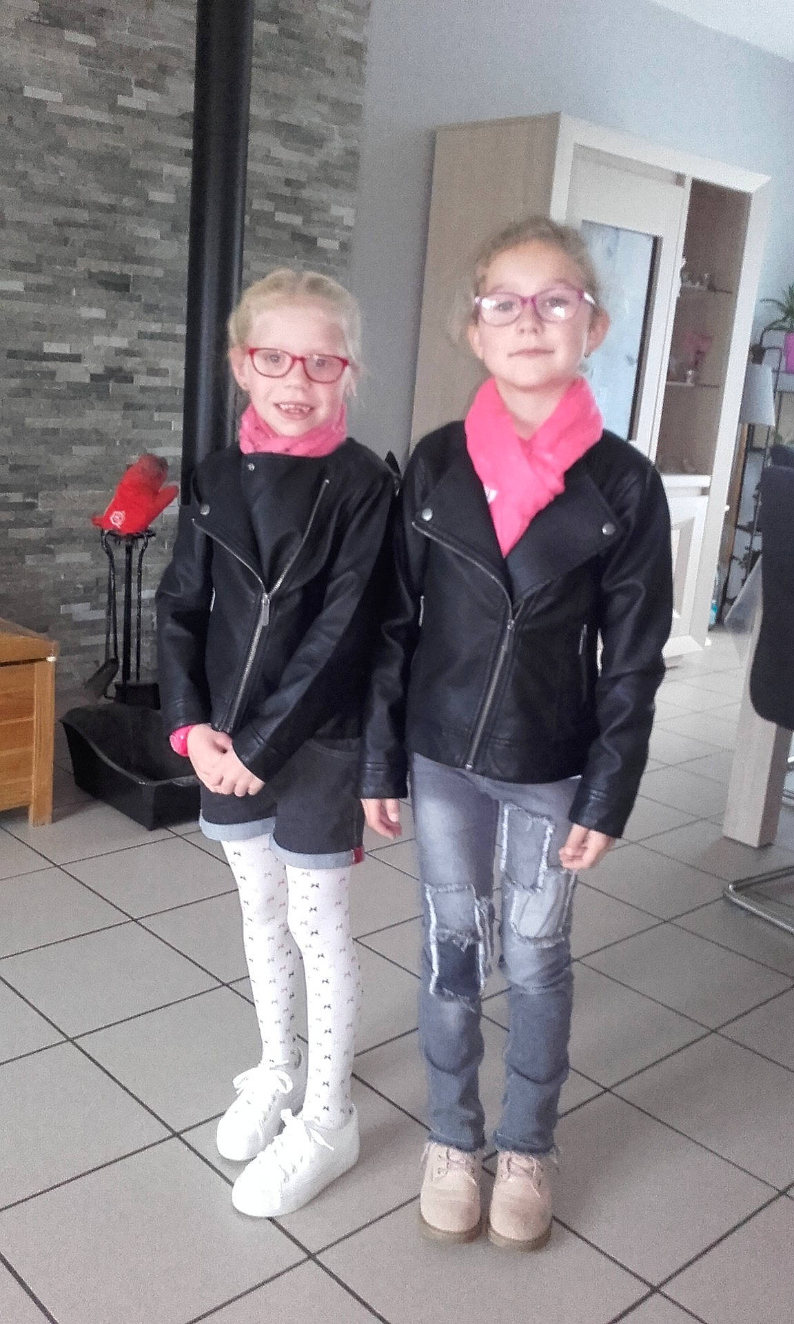 Léona a rejoint le concours — aidez-le/la à gagner de superbes lots ! clothing, cool, day, fashion, footwear, fun, girl, health_beauty, jacket, jeans, joy, leather_jacket, material, outerwear, person, product, recreation, snapshot, standing, textile