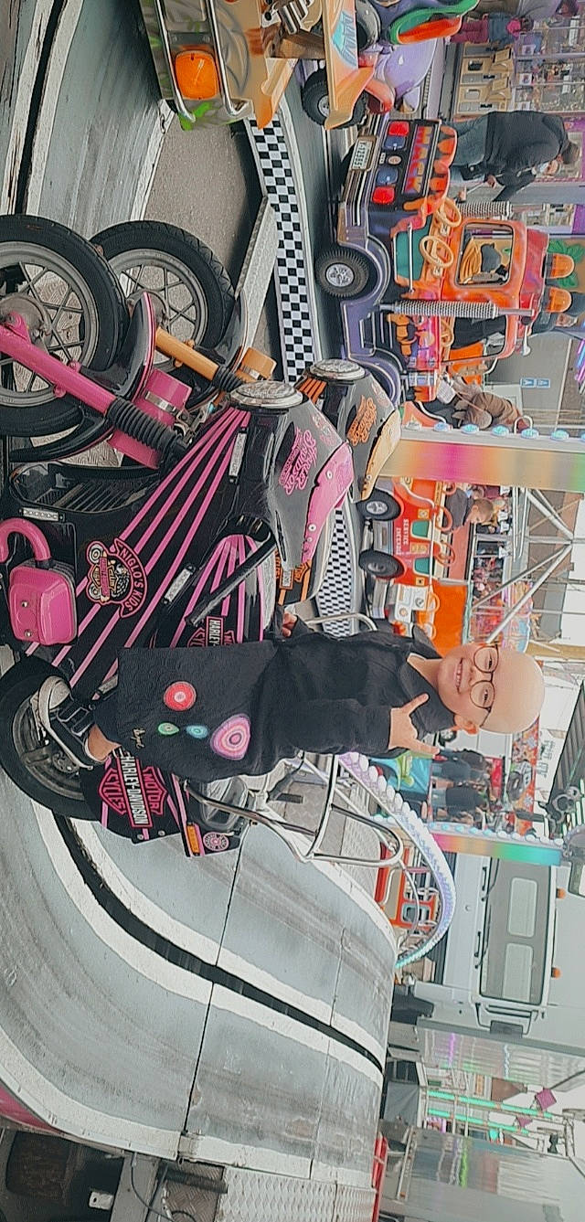 Lussy a rejoint le concours — aidez-le/la à gagner de superbes lots ! art, auto_part, automotive_design, automotive_tire, automotive_wheel_system, bag, bicycle_handlebar, bicycle_part, bicycle_tire, electrical_wiring, engineering, font, headwear, joy, line, motor_vehicle, person, pink, rim, shoe