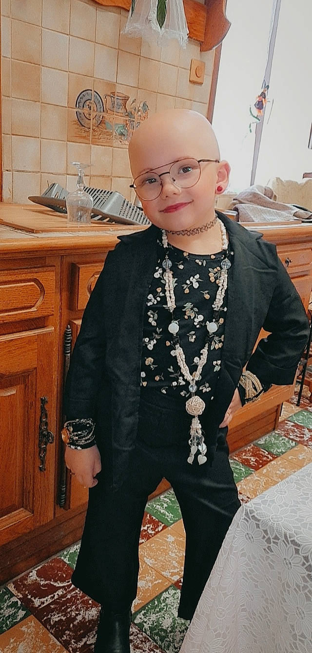 Lussy participe au concours pour gagner de l'argent avec cette photo : cabinetry, chest_of_drawers, cupboard, drawer, event, eyewear, fashion_accessory, fashion_design, flooring, formal_wear, fur, glasses, jewellery, joy, kitchen, necklace, pattern, person, sleeve, sunglasses