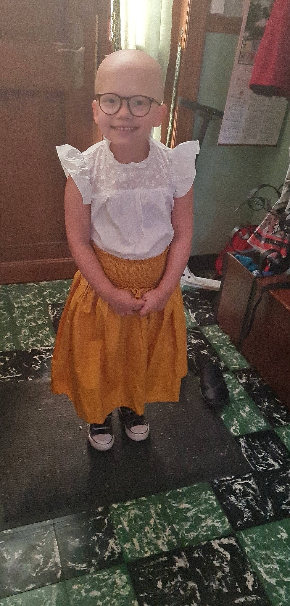 Lussy participe au concours pour gagner de l'argent avec cette photo : abdomen, event, eyewear, fashion_design, flooring, formal_wear, fun, glasses, human_leg, jewellery, joy, knee, magenta, peach, person, sleeve, sunglasses, thigh, trunk, vintage_clothing