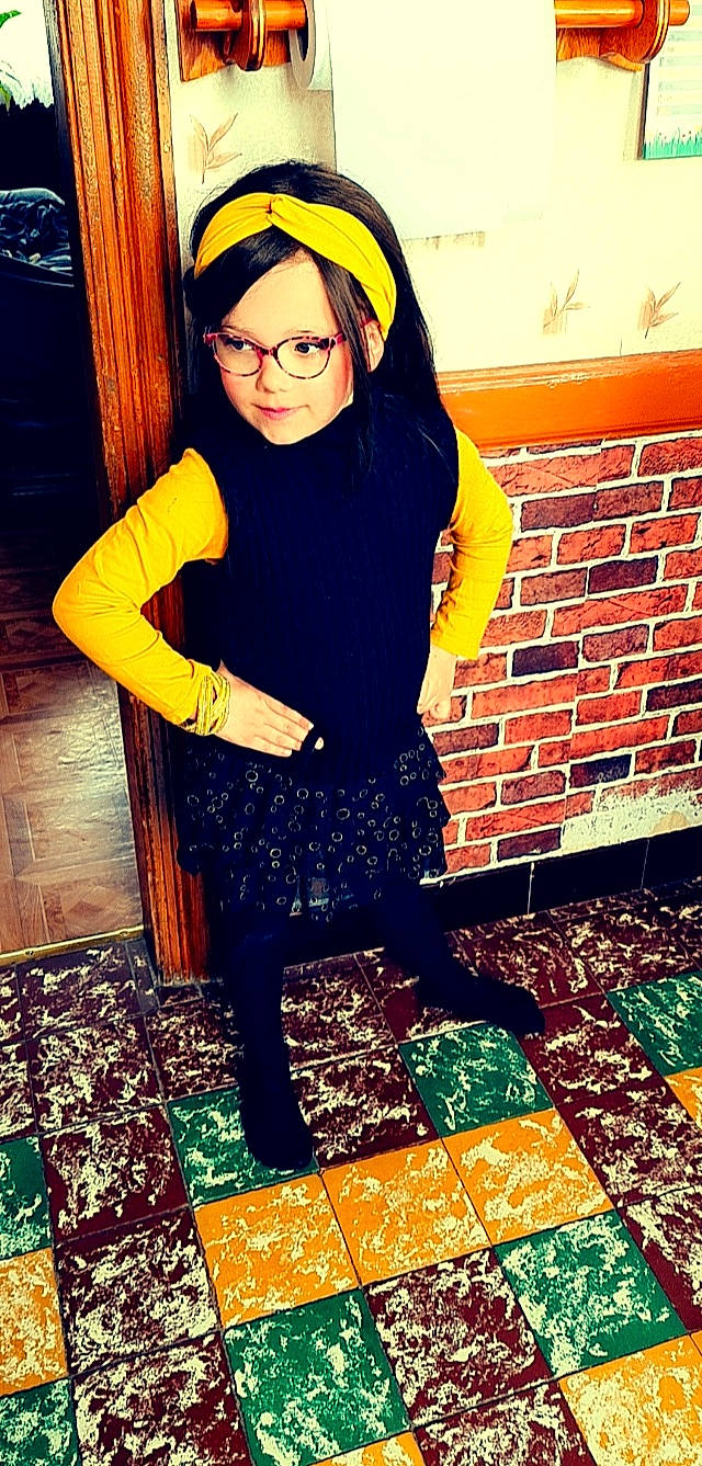 Lussy a rejoint le concours — aidez-le/la à gagner de superbes lots ! bangs, black_hair, brown_hair, electric_blue, eyewear, face, fashion_design, flooring, goggles, hair, happy, hime_cut, human_leg, long_hair, pattern, person, shoe, street_fashion, thigh, tints_and_shades