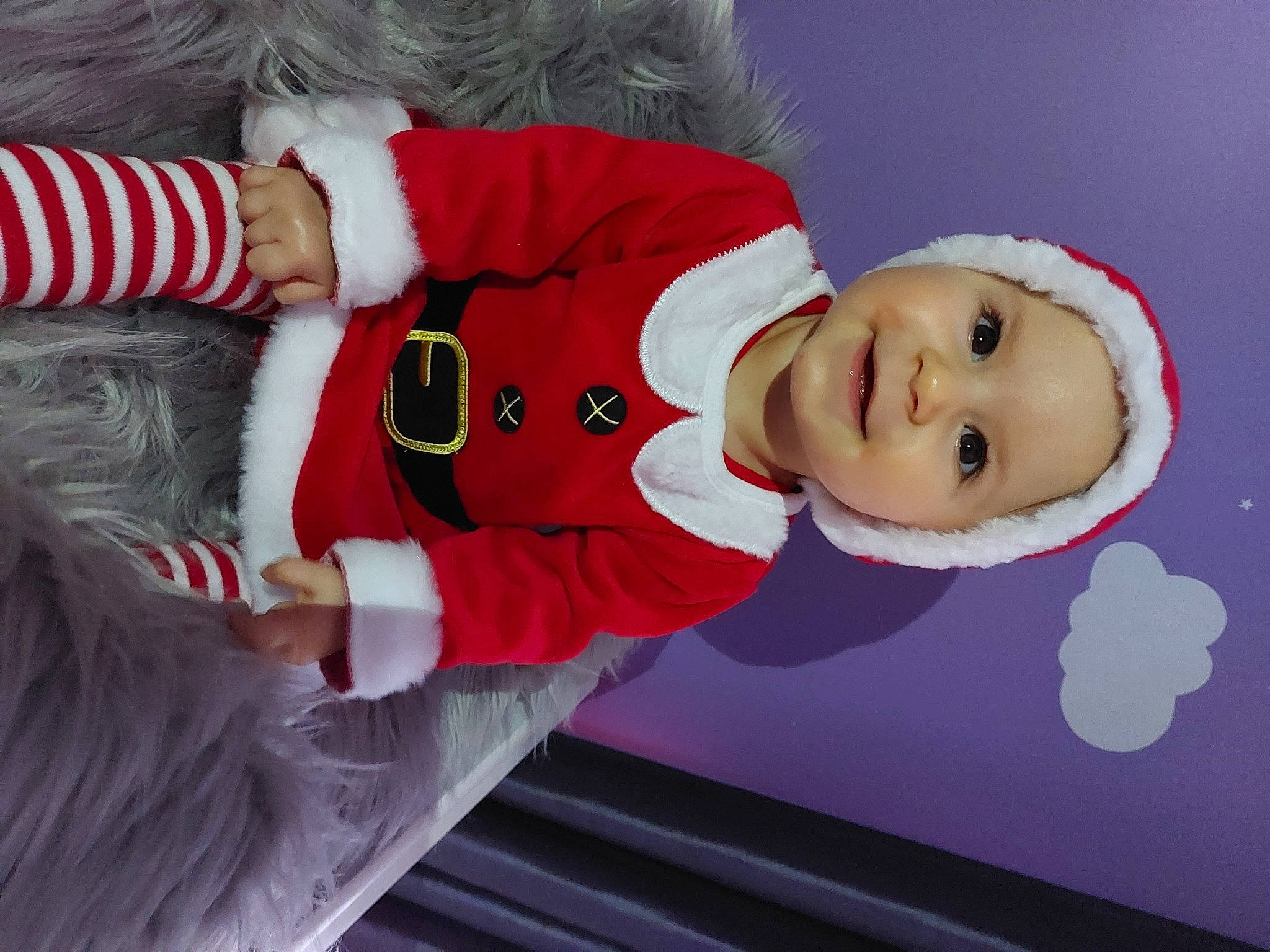 Camélya a rejoint le concours — aidez-le/la à gagner de superbes lots ! baby, baby_toddler_clothing, carmine, child, christmas, christmas_eve, costume, costume_hat, event, fictional_character, fur, gesture, happy, hat, headwear, holiday, joy, person, santa_claus, sleeve
