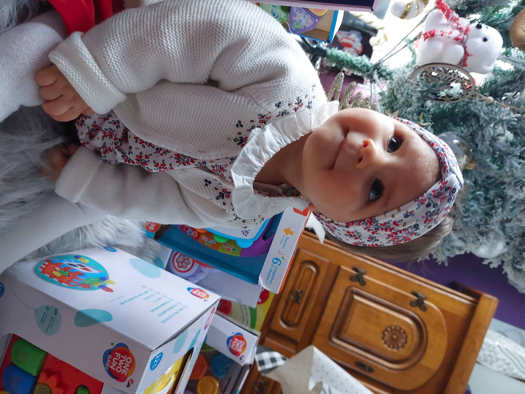 Camélya participe au concours pour gagner de l'argent avec cette photo : carmine, child, christmas_eve, event, facial_expression, fun, hairstyle, happy, headgear, headwear, holiday, ornament, pattern, person, room, smile, snow, textile, tradition, tree