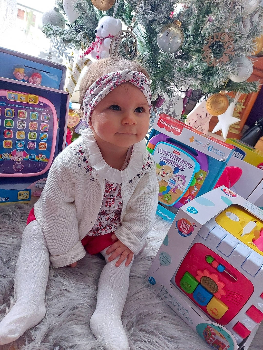 Camélya a rejoint le concours — aidez-le/la à gagner de superbes lots ! baby, baby_toddler_clothing, beauty, child, christmas, christmas_decoration, christmas_ornament, christmas_tree, event, fun, happy, headwear, holiday, ornament, pattern, person, pink, play, room, toddler