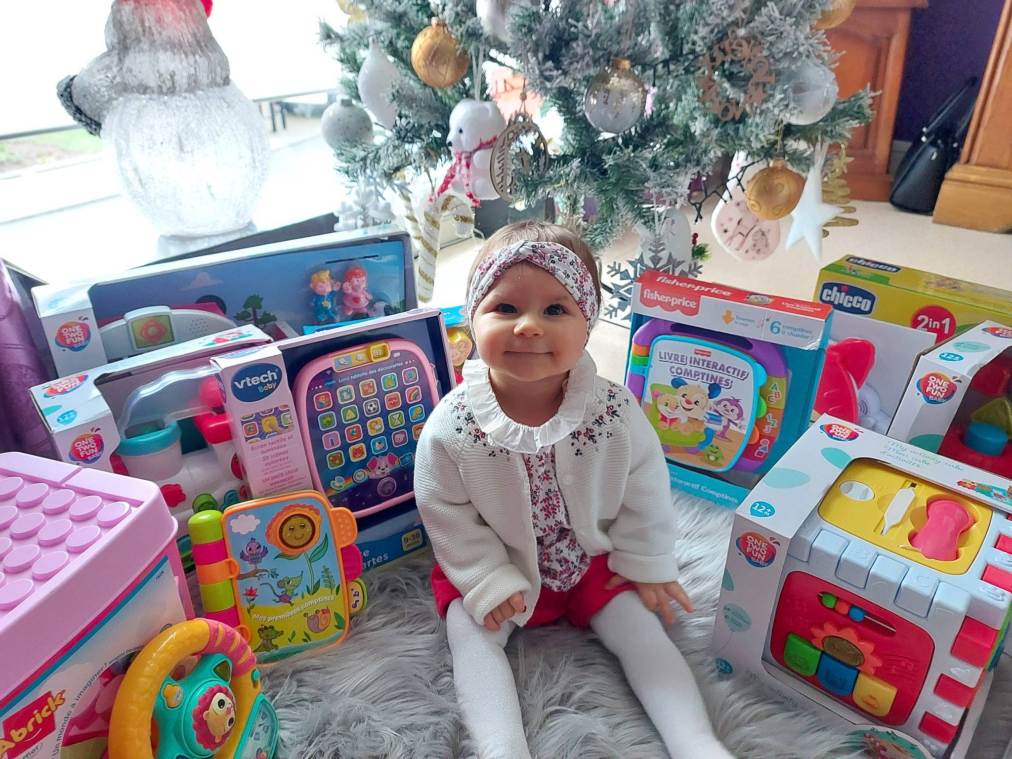 Camélya participe au concours pour gagner de l'argent avec cette photo : child, christmas, christmas_decoration, christmas_eve, christmas_ornament, christmas_tree, event, fun, headwear, holiday, holiday_ornament, joy, living_room, ornament, person, room, smile, stuffed_toy, textile, toddler