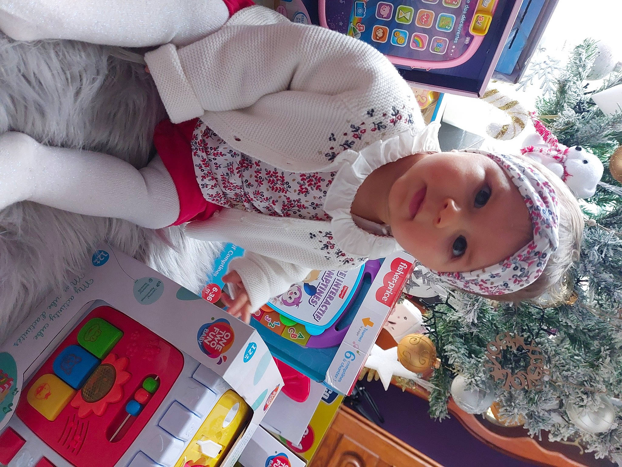 Camélya a rejoint le concours — aidez-le/la à gagner de superbes lots ! child, christmas, christmas_eve, doll, event, fun, fur, headwear, holiday, pattern, person, play, room, textile, toddler, toy, tradition, tree, visual_arts