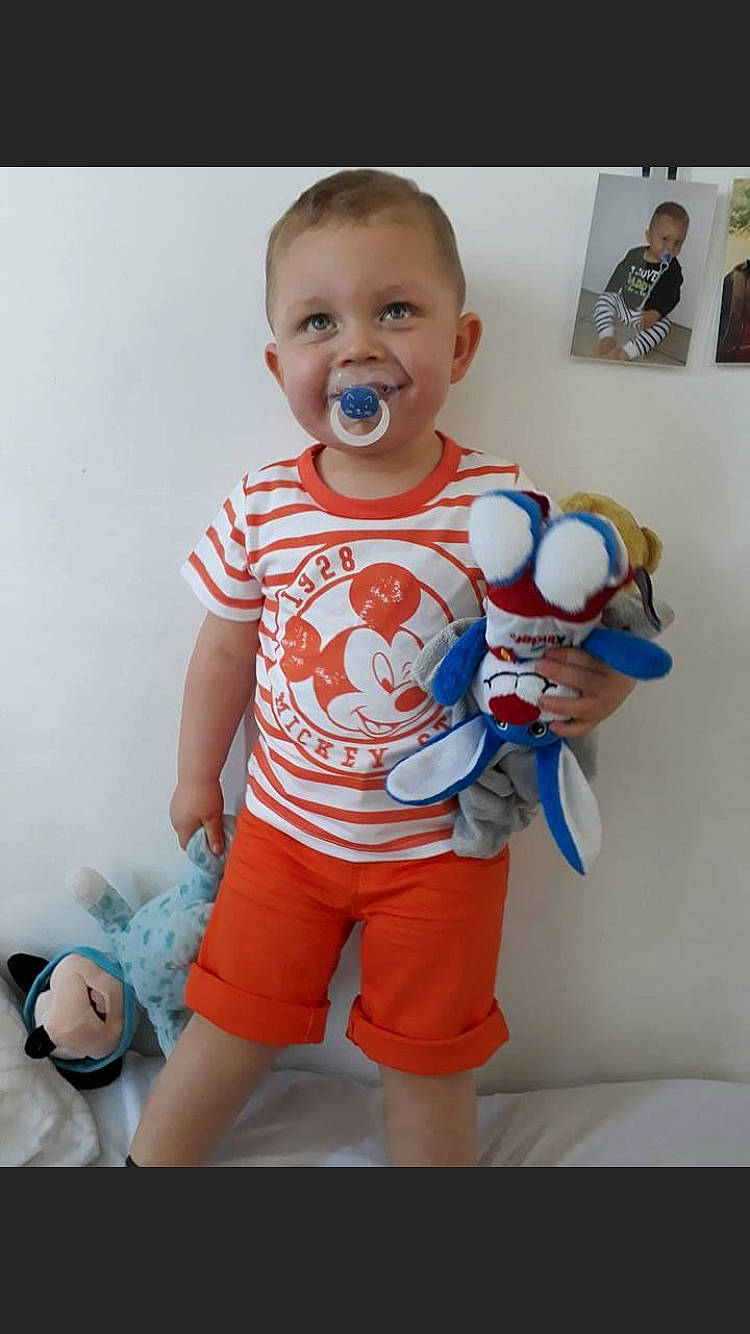 Mattéo a rejoint le concours — aidez-le/la à gagner de superbes lots ! azure, baby, baby_toddler_clothing, child, electric_blue, fun, happy, joy, mammal, person, play, room, shorts, shoulder, sitting, sleeve, smile, stuffed_toy, t_shirt, textile