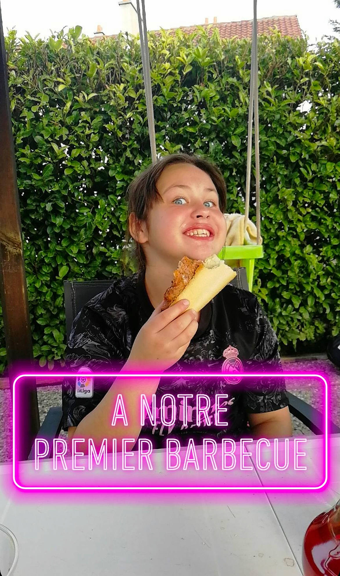 Maelys a rejoint le concours — aidez-le/la à gagner de superbes lots ! advertising, cuisine, dish, finger_food, food, food_craving, fun, grass, happy, joy, junk_food, leisure, natural_foods, people_in_nature, person, photo_caption, plant, recreation, smile, sweet_corn