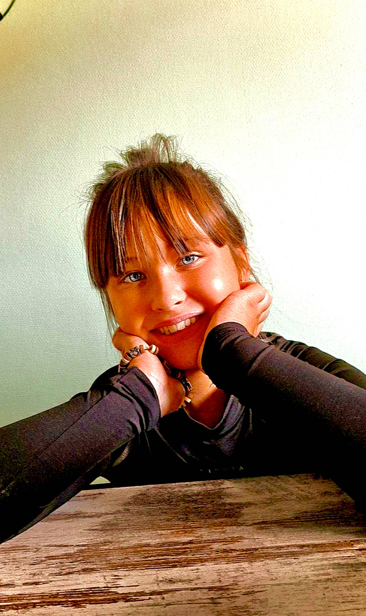 Maelys participe au concours pour gagner de l'argent avec cette photo : arm, bangs, black_hair, brown_hair, cool, elbow, eyebrow, eyelash, flash_photography, gesture, happy, human_leg, jewellery, joy, long_hair, person, shoulder, sleeve, smile, thumb