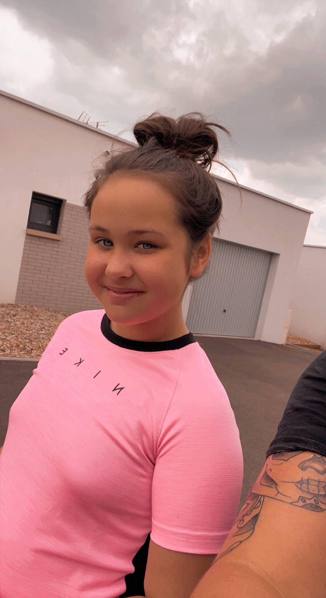 Maelys participe au concours pour gagner de l'argent avec cette photo : black_hair, bun, chest, chin, cloud, cool, eyebrow, eyelash, eyewear, flash_photography, happy, joint, joy, neck, person, skin, sky, sleeve, smile, sportswear
