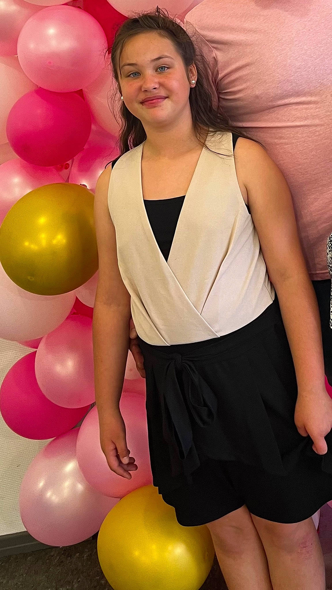 Maelys a rejoint le concours — aidez-le/la à gagner de superbes lots ! balloon, clothing, face, facial_expression, hair, hairstyle, happy, human_body, joint, joy, leg, muscle, neck, organ, person, photograph, shoulder, sleeve, thigh, waist