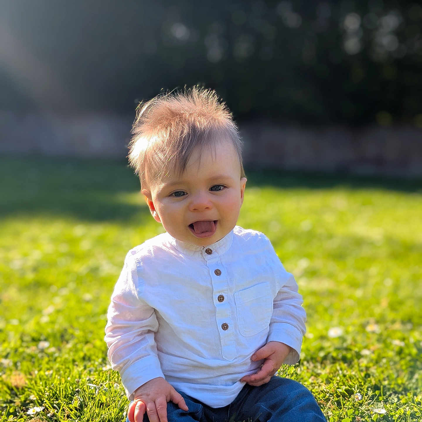 Auguste a rejoint le concours — aidez-le/la à gagner de superbes lots ! baby, bodypart, clothing, face, finger, grass, hand, happy, head, jeans, lawn, pants, person, photography, plant, portrait, shirt, shorts, sitting, smile