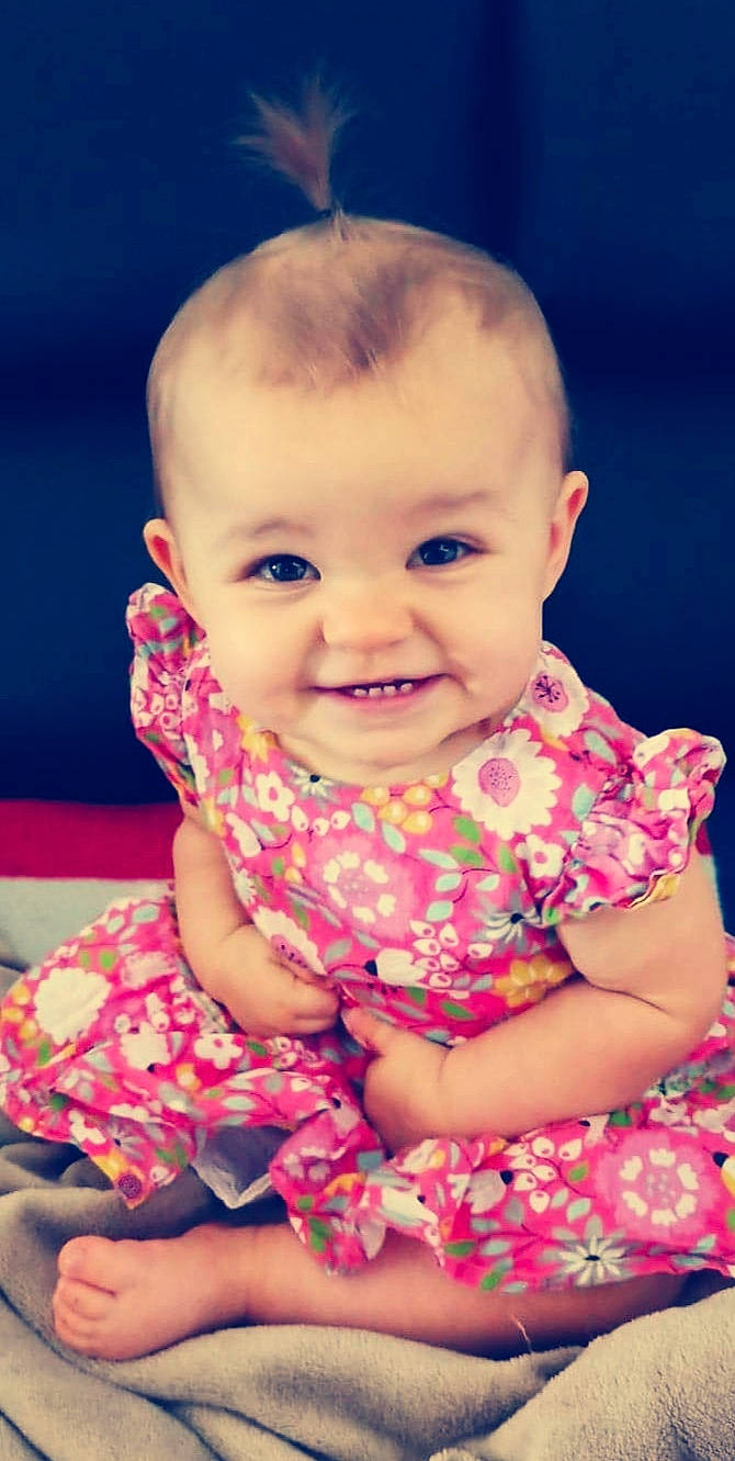 Eléna participe au concours pour gagner de l'argent avec cette photo : baby, beauty, cheek, child, dress, eye, face, facial_expression, fun, happy, head, iris, joy, lip, nose, person, photography, pink, sitting, skin