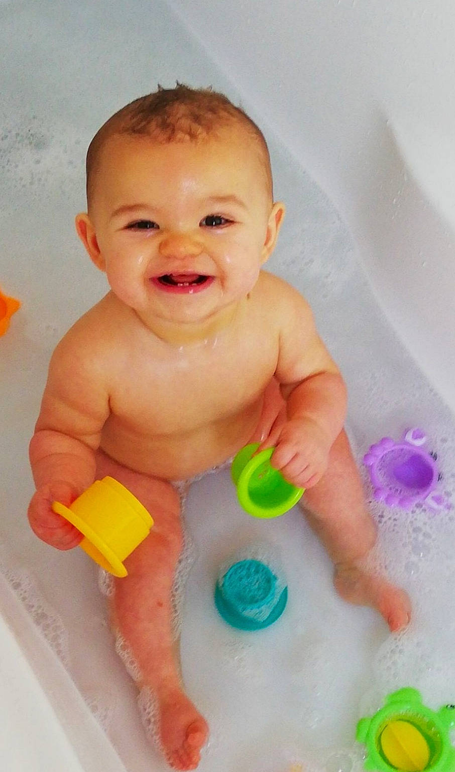 Eléna participe au concours pour gagner de l'argent avec cette photo : baby, baby_bathing, baby_products, bath_toy, bathing, bathtub, child, fun, joy, person, play, plumbing_fixture, product, skin, smile, toddler, toy, washing