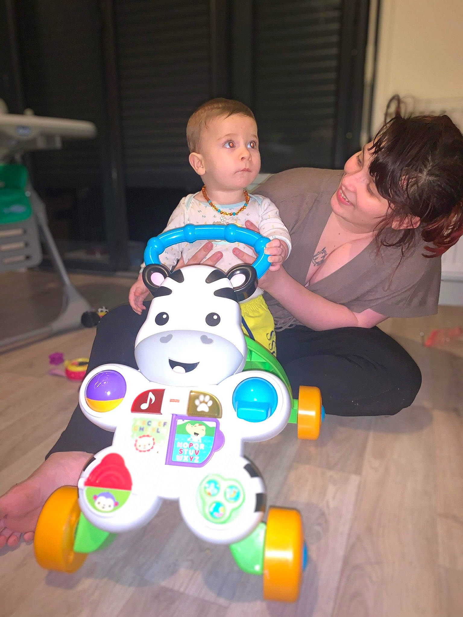 Elyo a rejoint le concours — aidez-le/la à gagner de superbes lots ! baby, baby_products, baby_toys, child, event, flooring, fun, green, happy, holiday, joy, leisure, party_supply, person, recreation, room, sharing, sitting, stuffed_toy, t_shirt