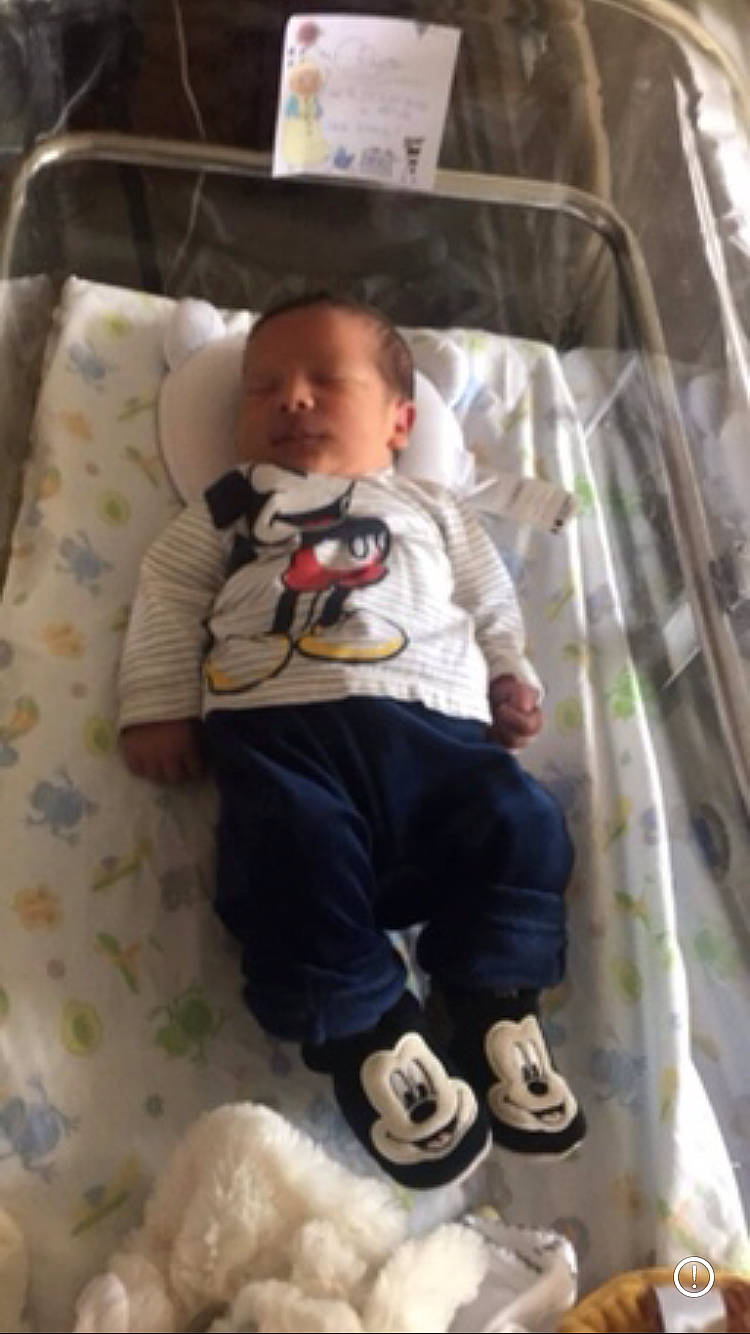 Elyo participe au concours pour gagner de l'argent avec cette photo : baby, baby_products, baby_safety, baby_sleeping, baby_toddler_clothing, bedtime, carmine, child, comfort, cradle, infant_bed, knee, linens, person, room, sitting, sleeve, sock, t_shirt, toddler