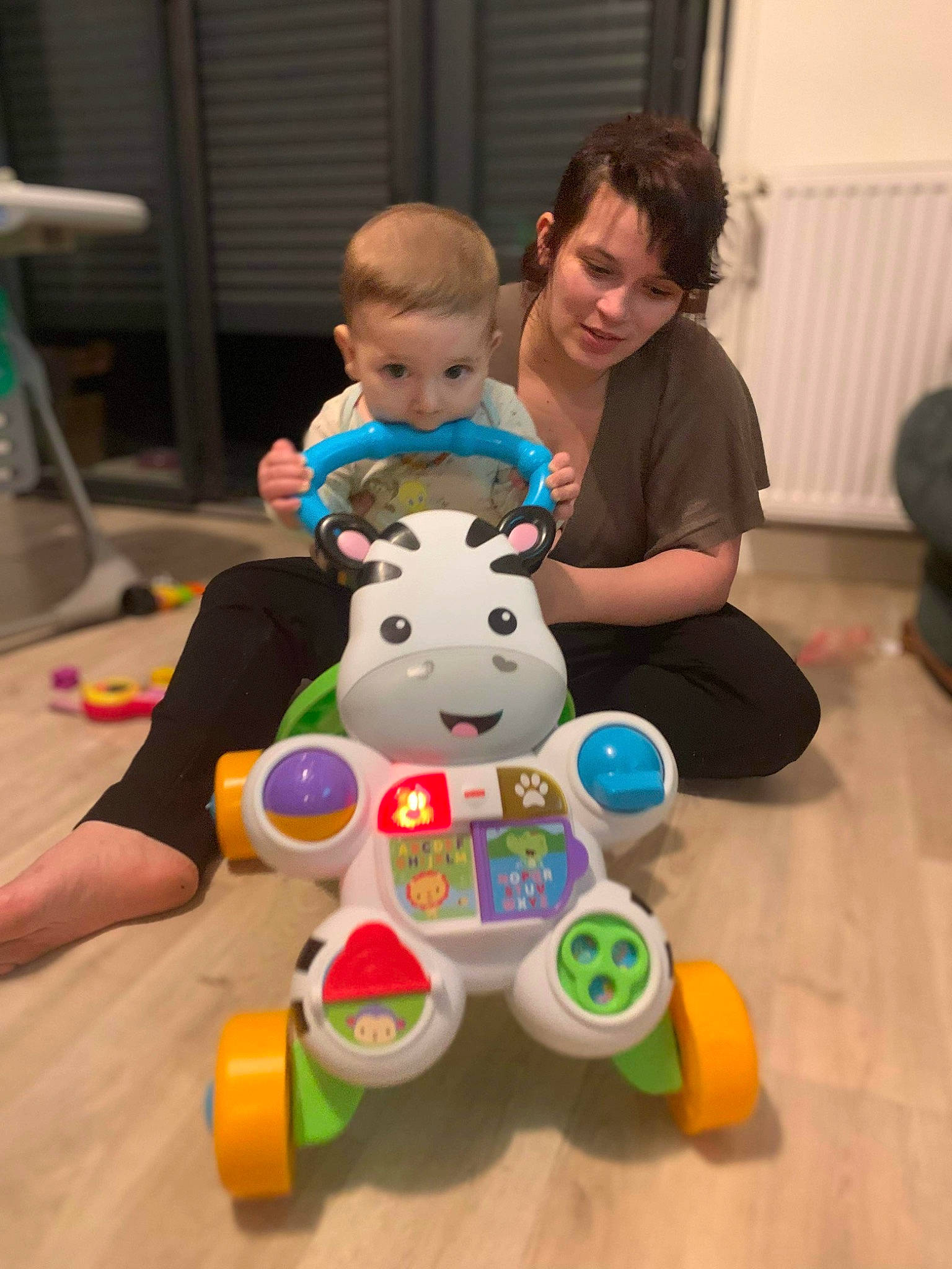 Elyo a rejoint le concours — aidez-le/la à gagner de superbes lots ! baby, baby_playing_with_toys, baby_products, baby_toys, child, event, flooring, fun, gadget, lego, leisure, person, plastic, play, sharing, sitting, smile, stuffed_toy, t_shirt, toddler