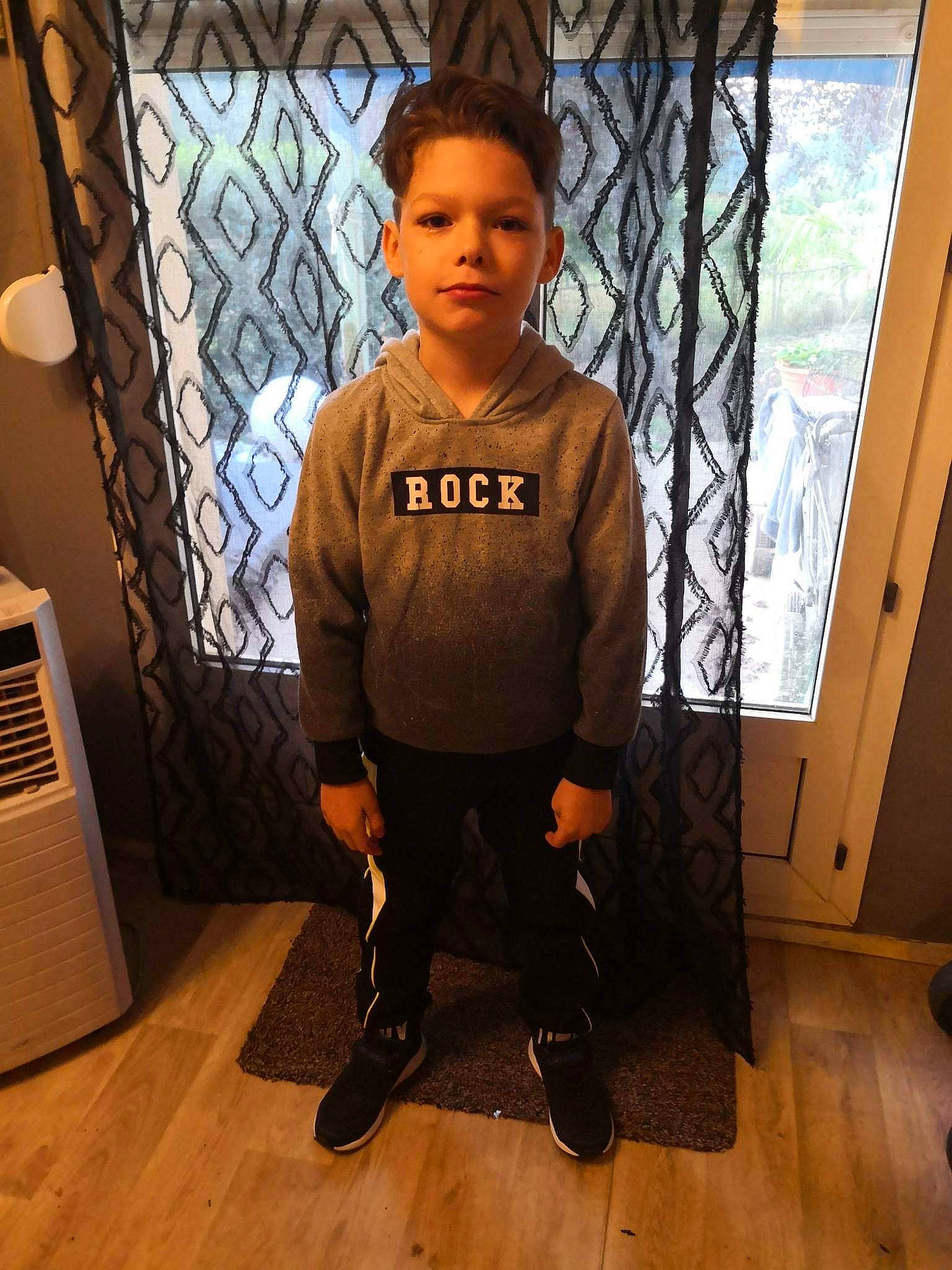 Lorenzo a rejoint le concours — aidez-le/la à gagner de superbes lots ! baby_toddler_clothing, eye, eyewear, fashion_design, flooring, hair, happy, hardwood, long_sleeved_t_shirt, neck, person, rectangle, room, selfie, sleeve, sportswear, t_shirt, toddler, visual_arts, waist