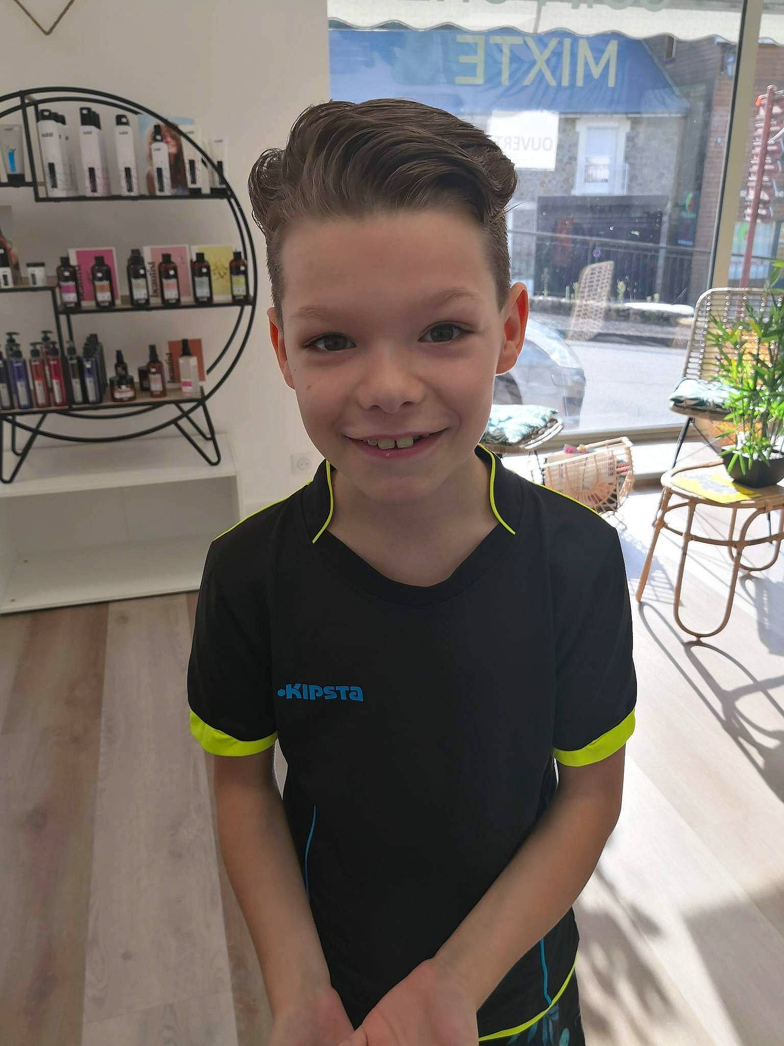 Lorenzo a rejoint le concours — aidez-le/la à gagner de superbes lots ! active_shirt, chair, child, eyewear, flooring, flowerpot, font, fun, hairstyle, happy, houseplant, joy, logo, person, plant, recreation, sleeve, smile, sportswear, t_shirt