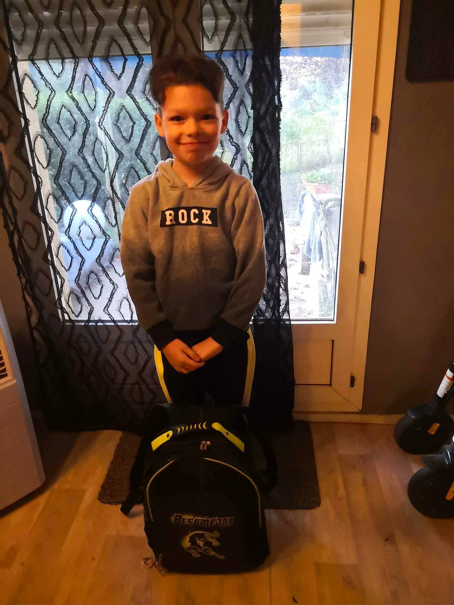 Lorenzo a rejoint le concours — aidez-le/la à gagner de superbes lots ! arm, automotive_tire, balance, chest, elbow, exercise, flooring, hardwood, head, joy, person, physical_fitness, room, sleeve, smile, sportswear, standing, t_shirt, vest, waist