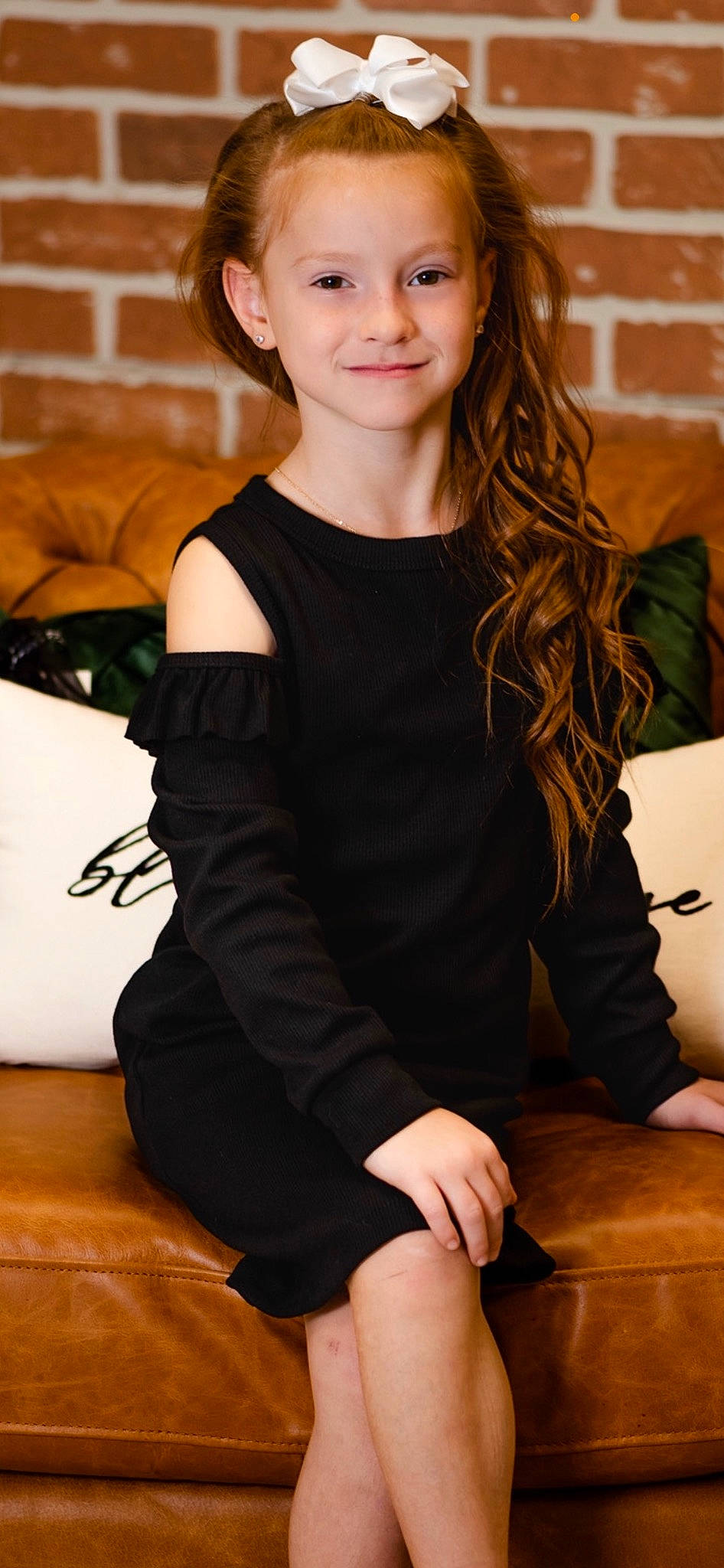 Madi joined the competition — help win amazing prizes! black, blond, brown_hair, event, eyewear, fashion_design, flash_photography, formal_wear, human_leg, joint, joy, knee, layered_hair, long_hair, neck, person, shoulder, sitting, sleeve, smile