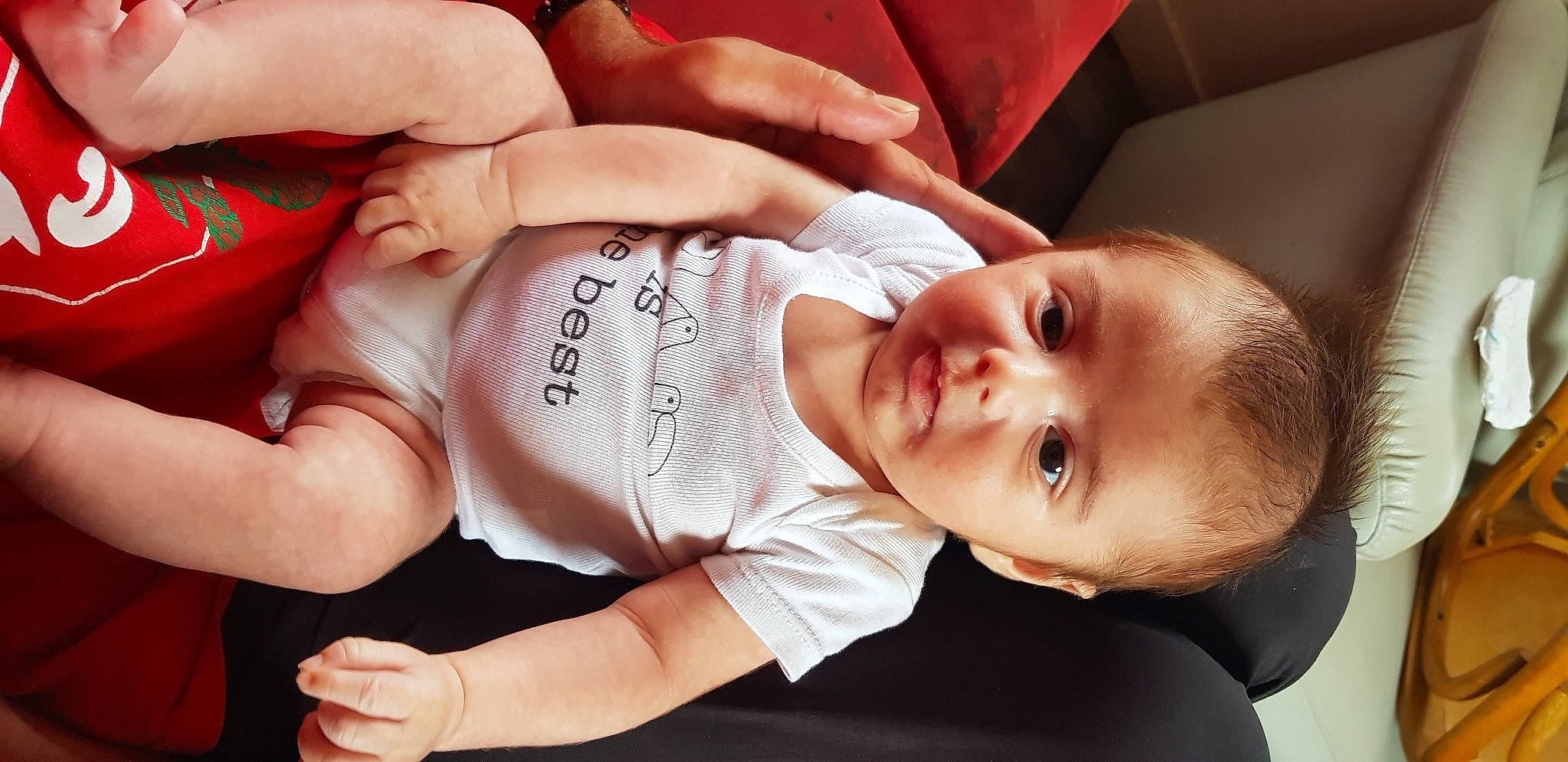 Negan participe au concours pour gagner de l'argent avec cette photo : arm, baby, cheek, child, hand, muscle, person, toddler