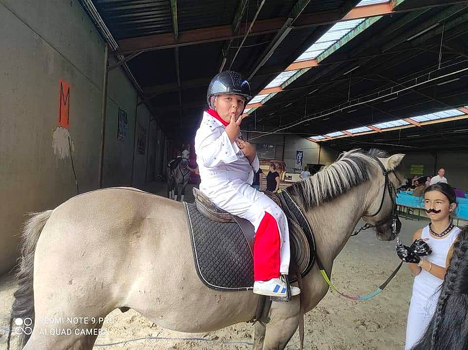 Antonio participe au concours pour gagner de l'argent avec cette photo : bit, bridle, english_riding, equestrian_helmet, equestrian_sport, equestrianism, halter, headwear, helmet, horse, horse_supplies, horse_tack, mane, outdoor_recreation, pack_animal, person, recreation, rein, riding_boot, saddle