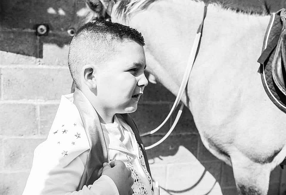 Antonio participe au concours pour gagner de l'argent avec cette photo : black, black_and_white, bridle, dairy_cow, flash_photography, gesture, happy, horse, horse_supplies, horse_tack, mane, monochrome, monochrome_photography, outerwear, pack_animal, person, photograph, rein, snapshot, style