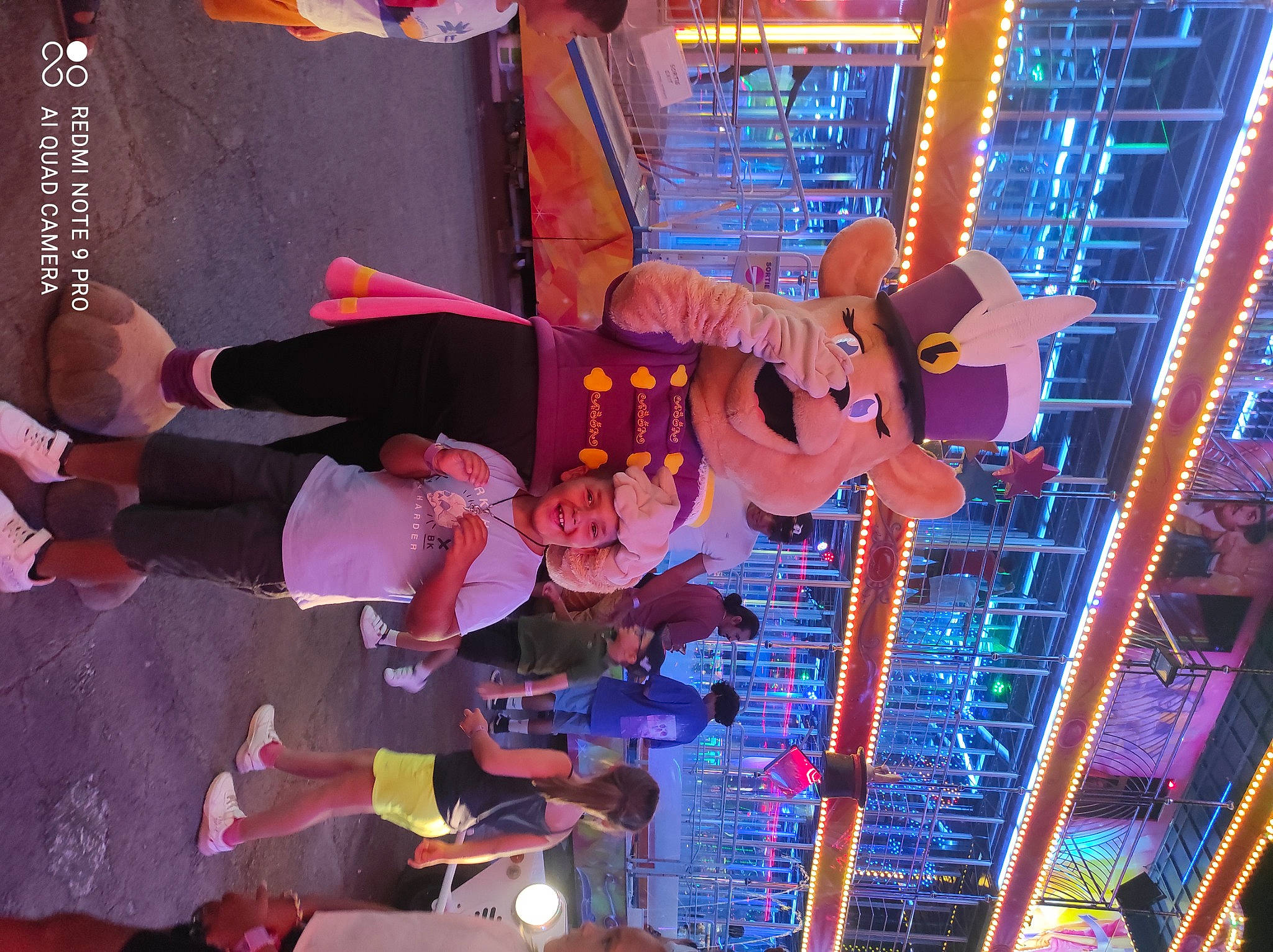 Antonio participe au concours pour gagner de l'argent avec cette photo : artist, drum, entertainment, event, fun, guitar, headwear, joy, leisure, lighting, magenta, musical_instrument, musician, performing_arts, person, pink, plucked_string_instruments, purple, recreation, string_instrument