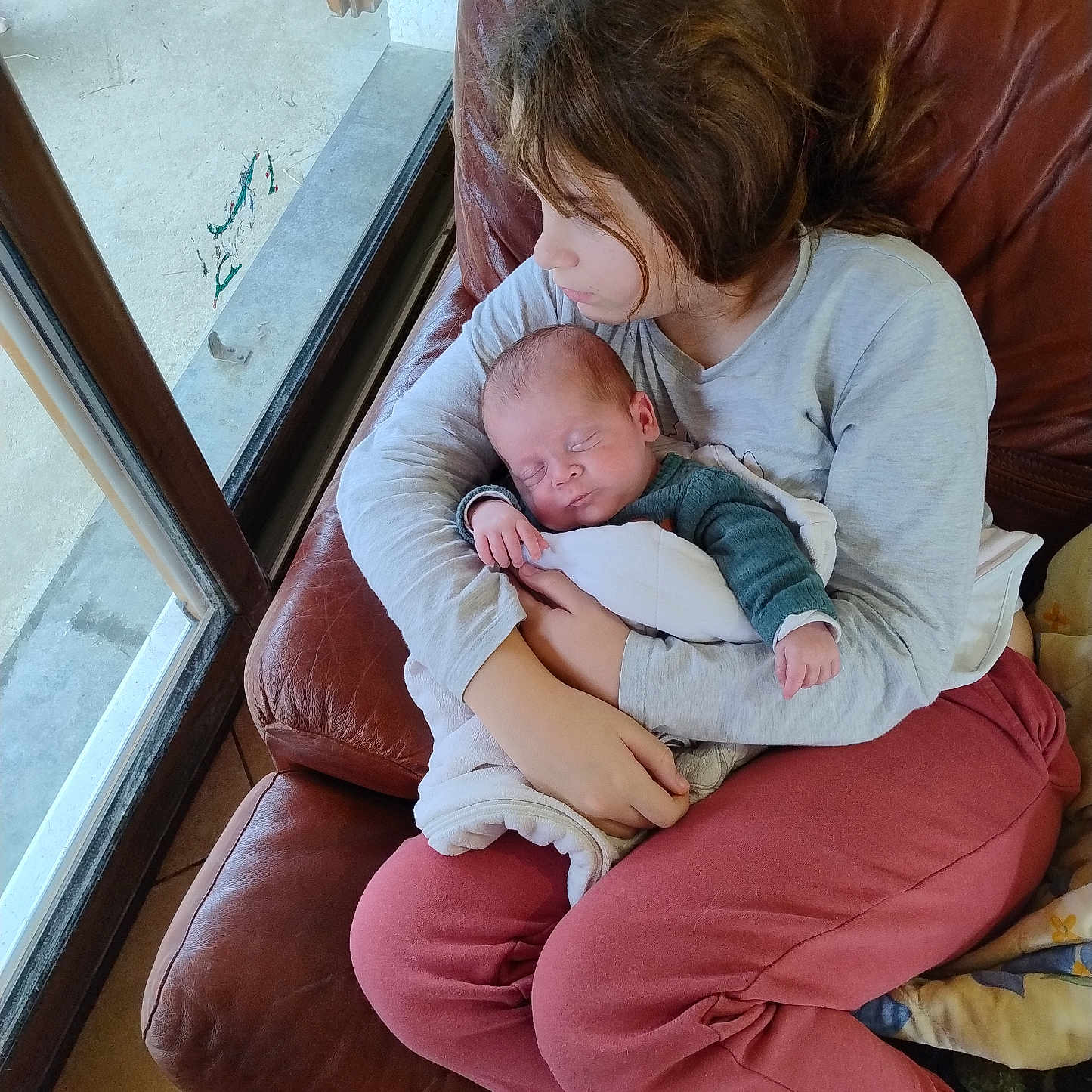 William a rejoint le concours — aidez-le/la à gagner de superbes lots ! baby, blanket, casual_clothing, chair, child, couch, cozy, family, holding, indoor, love, natural_light, newborn, person, relaxation, sibling, sleeping, tenderness, window, young_child