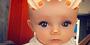 Ambre participe au concours pour gagner de l'argent avec cette photo : antennae, baby, child, clothing, cute, ears, expression, eyes, face, filter, hand, head, heart, indoor, infant, person, pink_hearts, portrait, skin, white_shirt