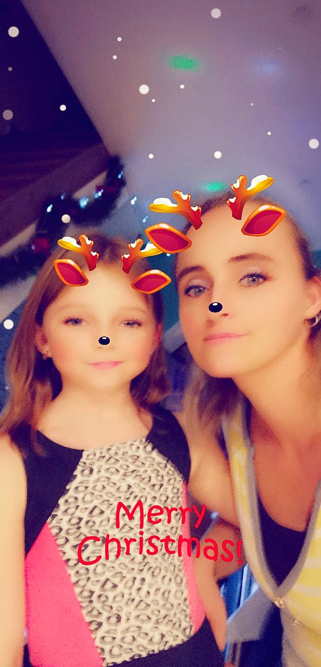 Lea participe au concours pour gagner de l'argent avec cette photo : child, ear, fun, gesture, happy, headwear, person, photography, selfie, smile