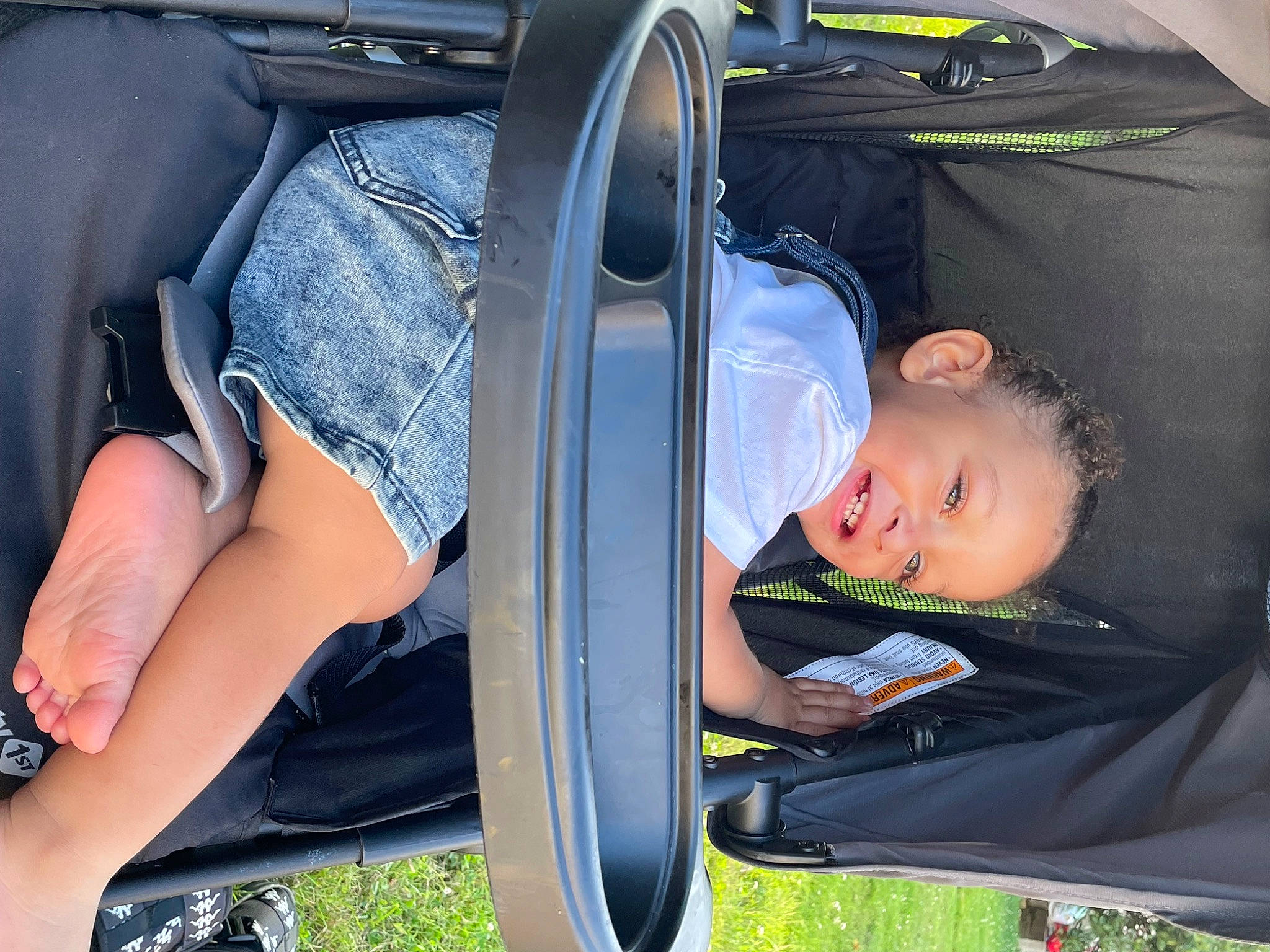 Quran is registered to the contest to win money with this photo: auto_part, automotive_design, automotive_exterior, baby, car_seat, child, comfort, electric_blue, family_car, fun, human_leg, joy, leisure, motor_vehicle, person, shorts, sitting, smile, thigh, toddler