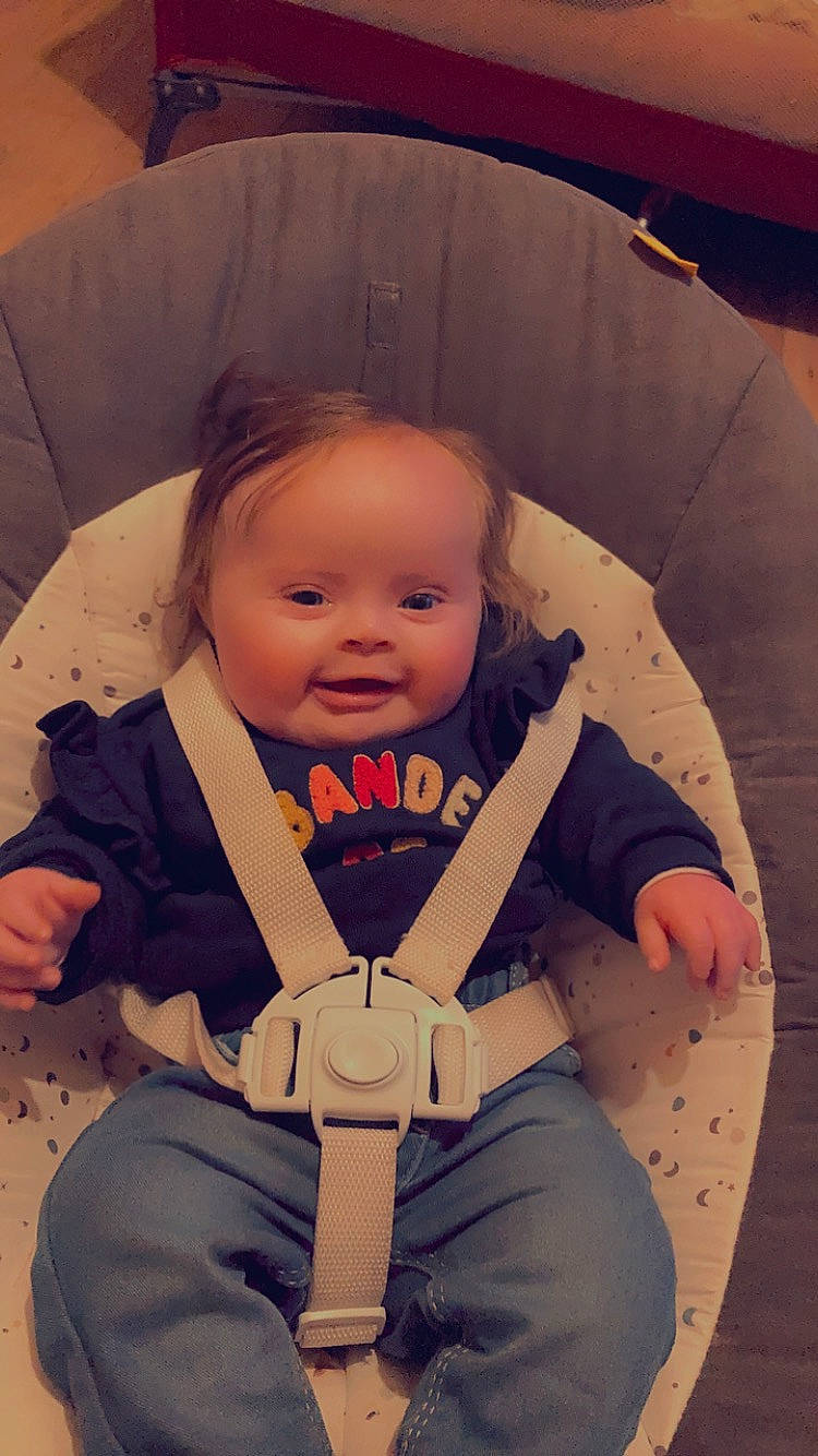 Alix a rejoint le concours — aidez-le/la à gagner de superbes lots ! arm, baby, baby_carriage, baby_toddler_clothing, chair, cheek, child, comfort, cool, flash_photography, fun, happy, iris, lap, leg, mouth, person, skin, smile, sneakers