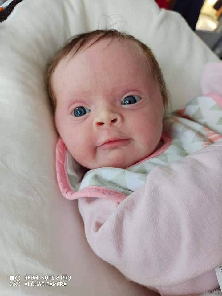 Alix a rejoint le concours — aidez-le/la à gagner de superbes lots ! baby, baby_toddler_clothing, cheek, child, collar, comfort, eyelash, linens, lip, person, pink, portrait_photography, sitting, skin, sleeve, smile, textile, toddler