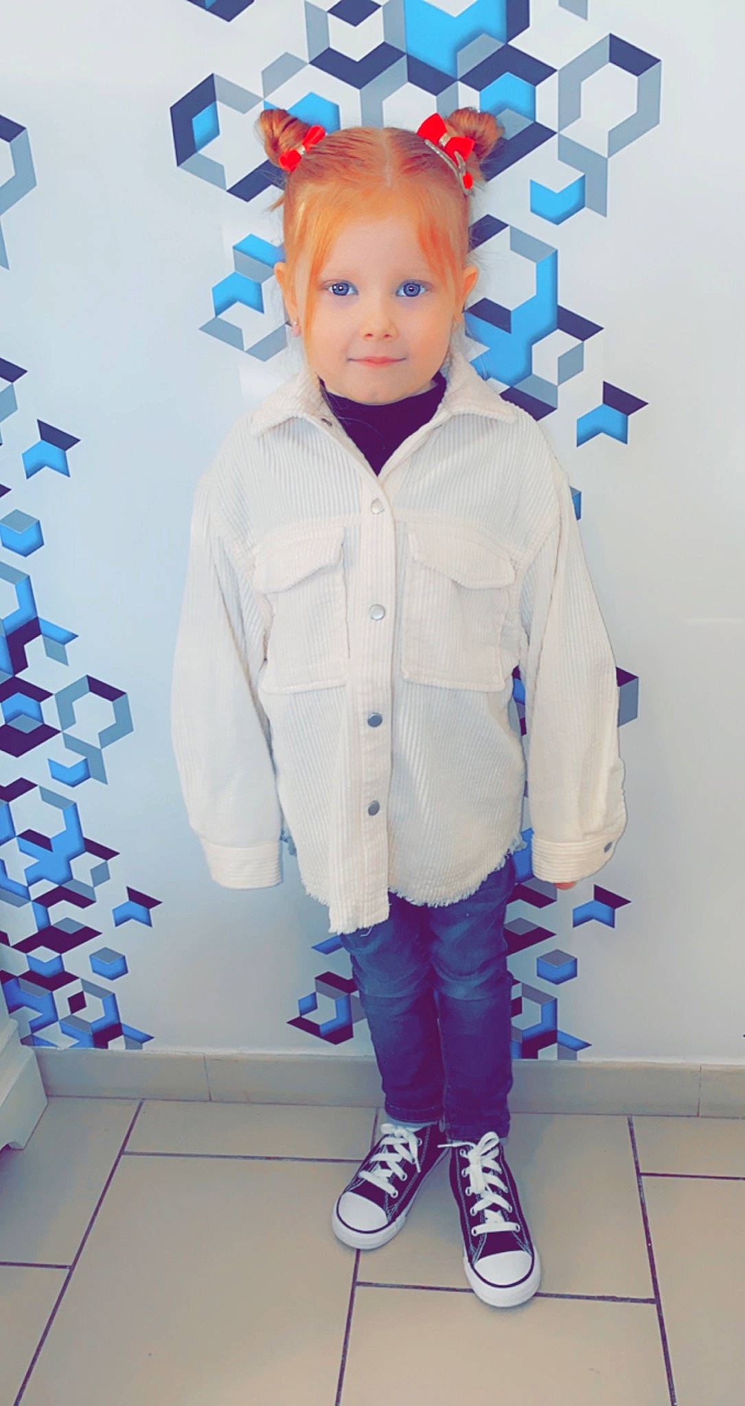 Zoée participe au concours pour gagner de l'argent avec cette photo : azure, blazer, blue, clothing, collar, denim, dress_shirt, electric_blue, fashion, fashion_design, happy, jeans, person, pink, sleeve, smile, standing, street_fashion, t_shirt, textile