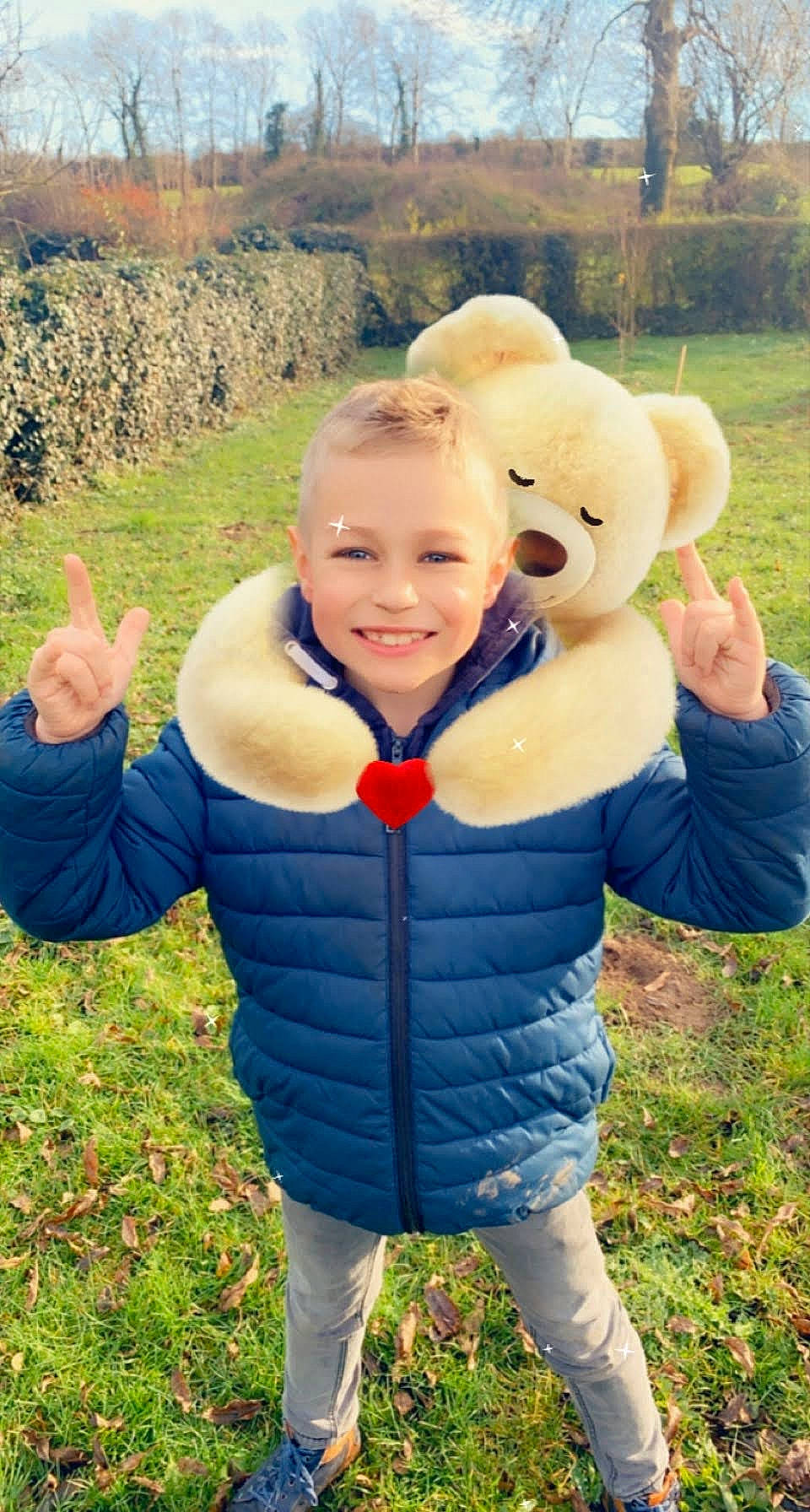 Simon a rejoint le concours — aidez-le/la à gagner de superbes lots ! botany, eye, facial_expression, finger, fun, gesture, glove, grass, happy, joy, leaf, leisure, mammal, natural_environment, nature, people, people_in_nature, person, plant, smile