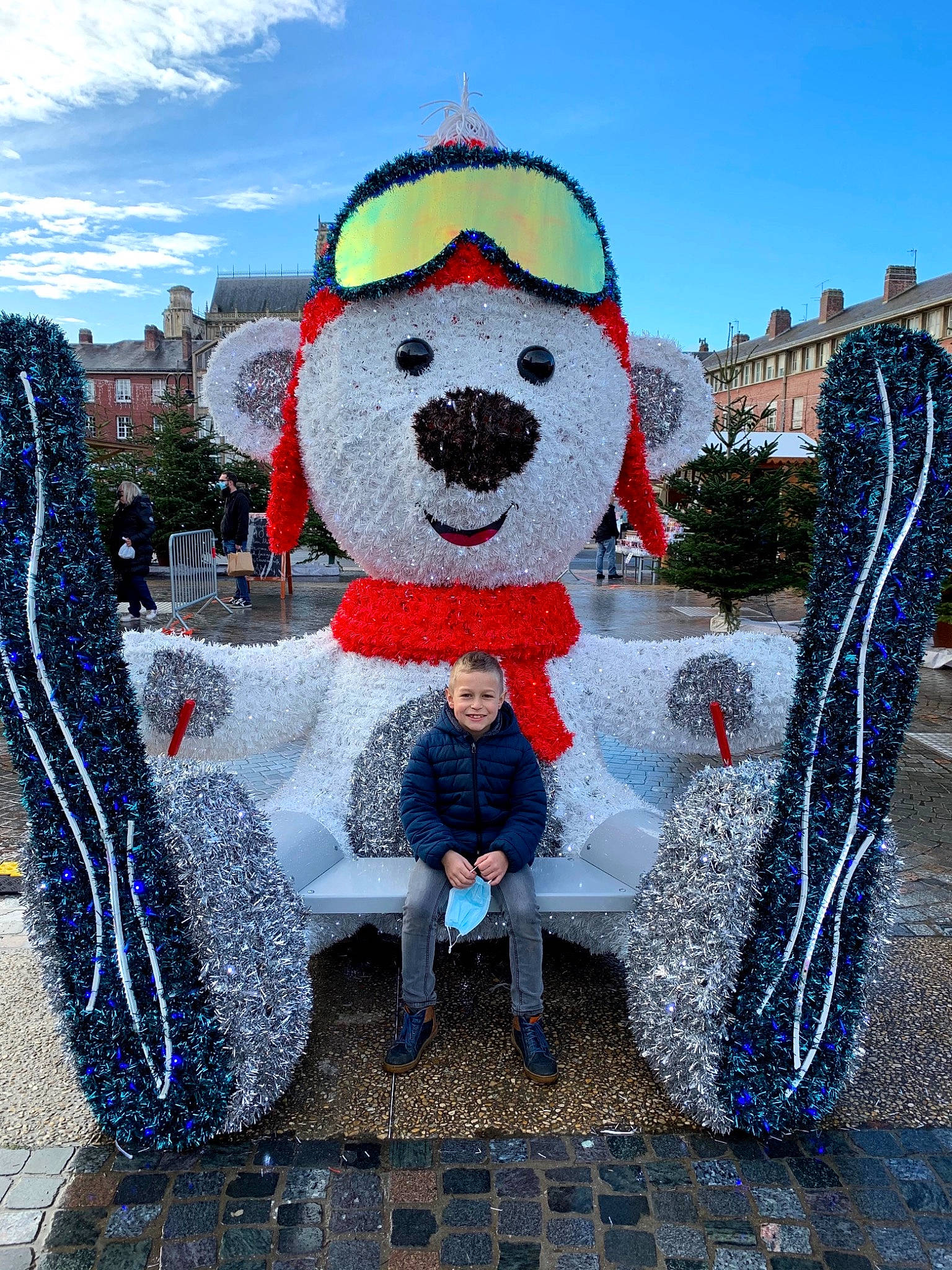 Simon participe au concours pour gagner de l'argent avec cette photo : blue, carnivore, cloud, companion_dog, dog, dog_breed, electric_blue, event, fun, joy, leisure, mascot, person, plush, recreation, sky, stuffed_toy, textile, toy, tree