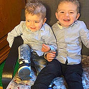 Angelo participe au concours pour gagner de l'argent avec cette photo : child, children, boys, smiling, sitting, couch, button_up_shirt, jeans, sneakers, indoor, happy, hair, playful, brothers, two_children, portrait, bedspread, no_toys, toddler, candid