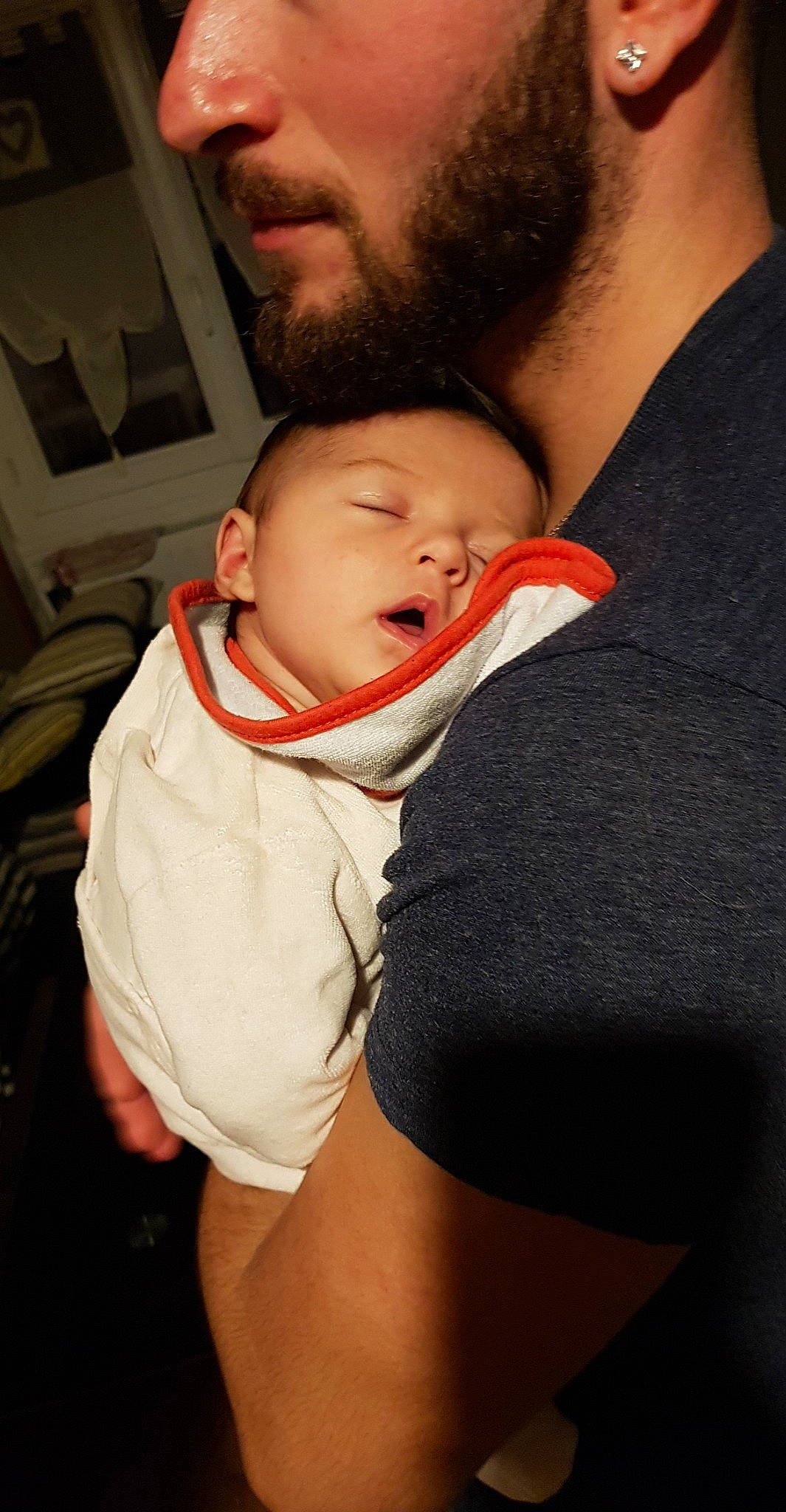 Laya participe au concours pour gagner de l'argent avec cette photo : abdomen, arm, cheek, child, eye, fun, hand, human, human_body, infant, joint, man, mouth, muscle, person, product, shoulder, skin, standing, trunk