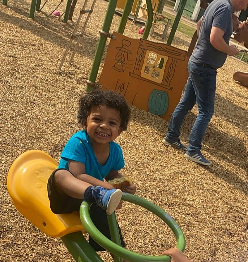 Sohan participe au concours pour gagner de l'argent avec cette photo : child, chute, city, fun, grass, happy, joy, leisure, mammal, outdoor_play_equipment, people_in_nature, person, photograph, play, playground, playground_slide, recreation, smile, snapshot, soil