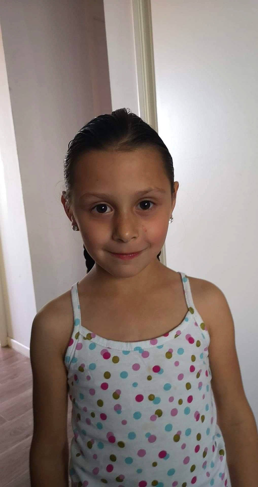 Lylou a rejoint le concours — aidez-le/la à gagner de superbes lots ! black_hair, child, child_model, face, forehead, hair, hairstyle, head, joy, neck, person, pink, shoulder, skin, smile