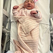 Gabriella a rejoint le concours — aidez-le/la à gagner de superbes lots ! newborn, baby, infant, blanket, pink, hat, bow, sleeping, hospital, bassinet, wrapped, cozy, cute, child, person, clothing, bed, resting, small, portrait