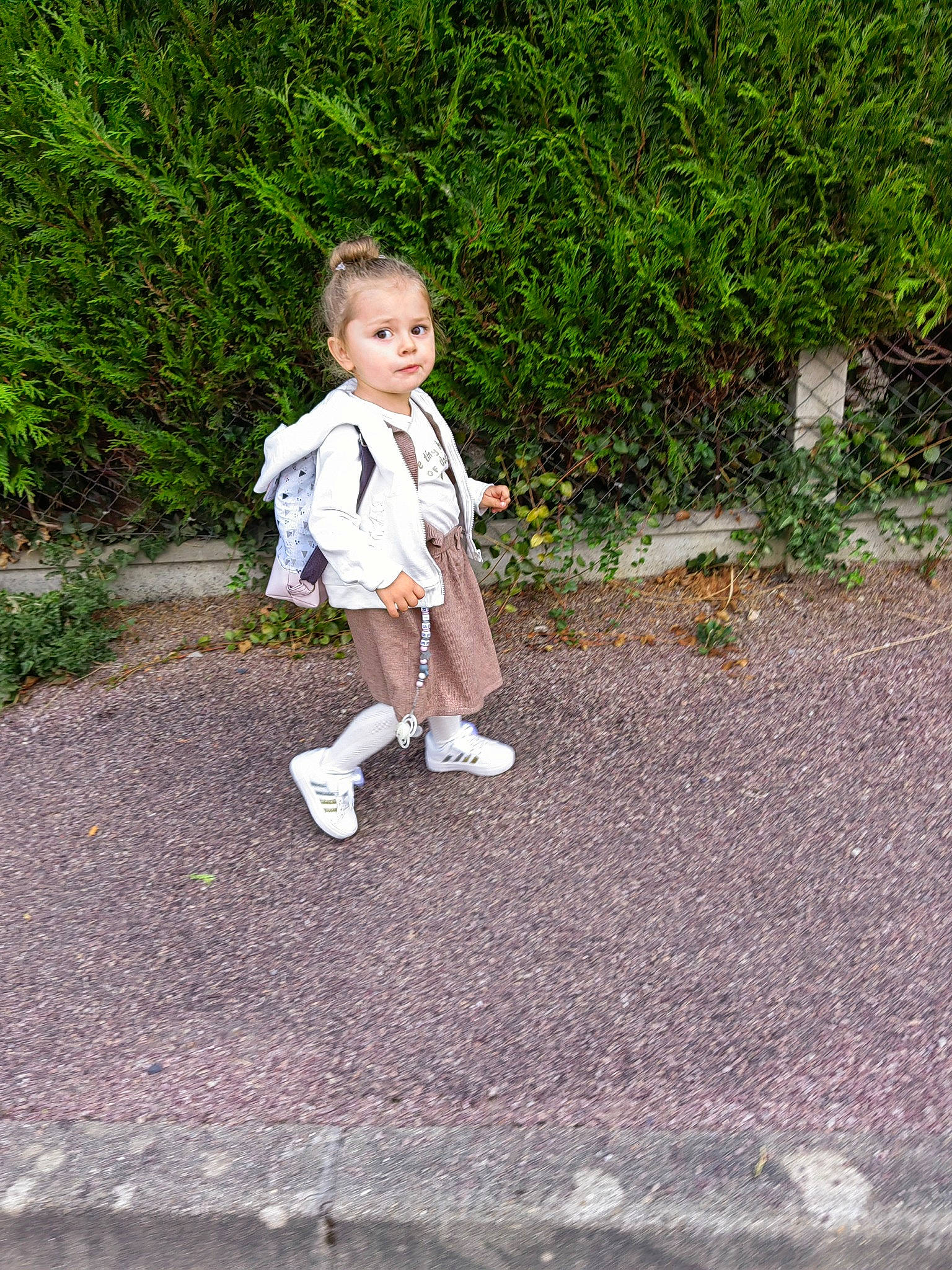 Clarisse a rejoint le concours — aidez-le/la à gagner de superbes lots ! asphalt, baby_toddler_clothing, child, fun, garden, grass, grass_family, groundcover, human_leg, landscape, leisure, people_in_nature, person, plant, road, road_surface, sidewalk, sitting, soil, toddler