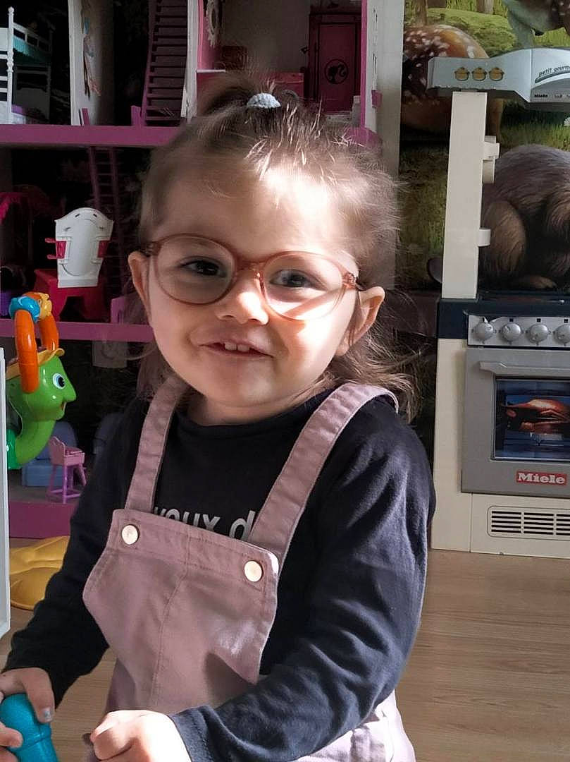 Clarisse participe au concours pour gagner de l'argent avec cette photo : baby_toddler_clothing, blond, child, eyewear, flooring, fun, glasses, joy, organ, people, person, photograph, product, room, skin, sleeve, smile, snapshot, toddler, toy