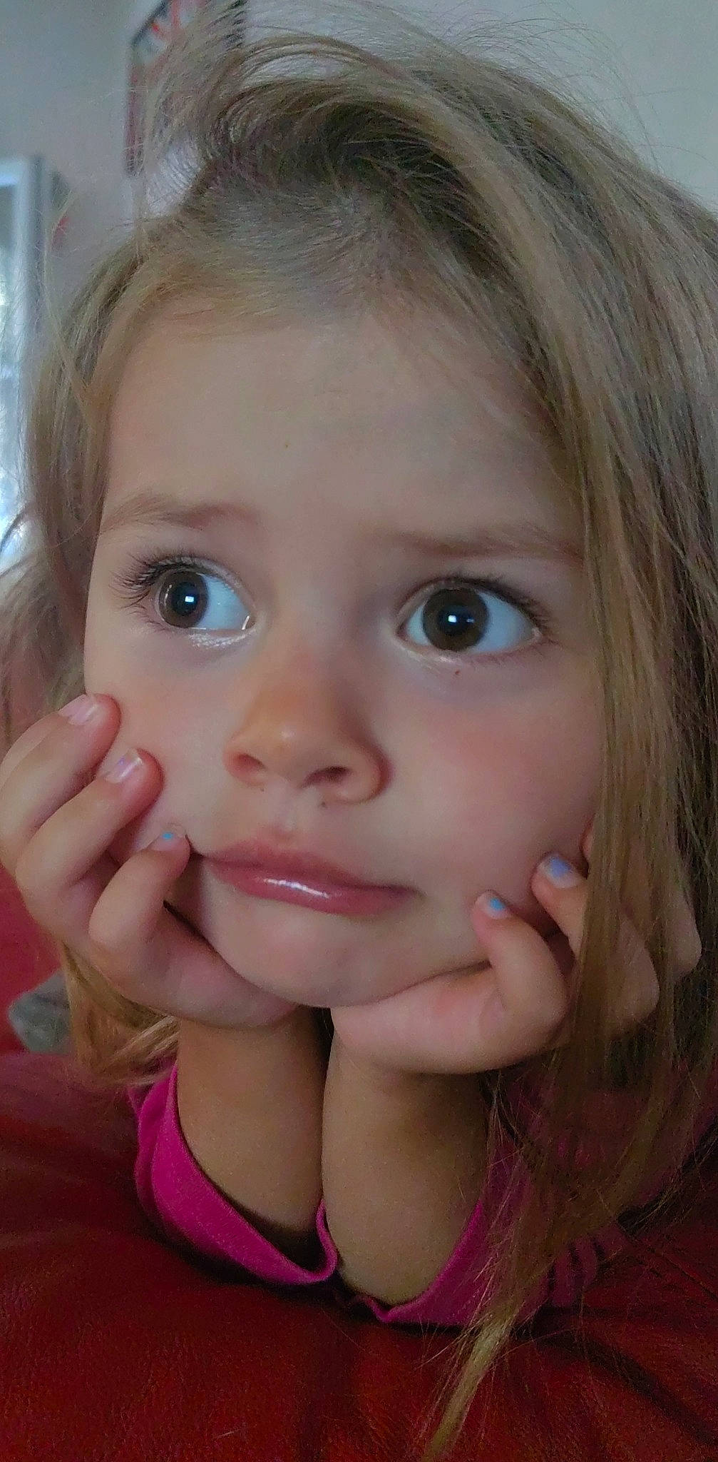 Clarisse participe au concours pour gagner de l'argent avec cette photo : cheek, chin, ear, eyebrow, eyelash, face, facial_expression, forehead, gesture, hair, happy, human_body, iris, lip, mouth, nose, person, pink, skin, smile