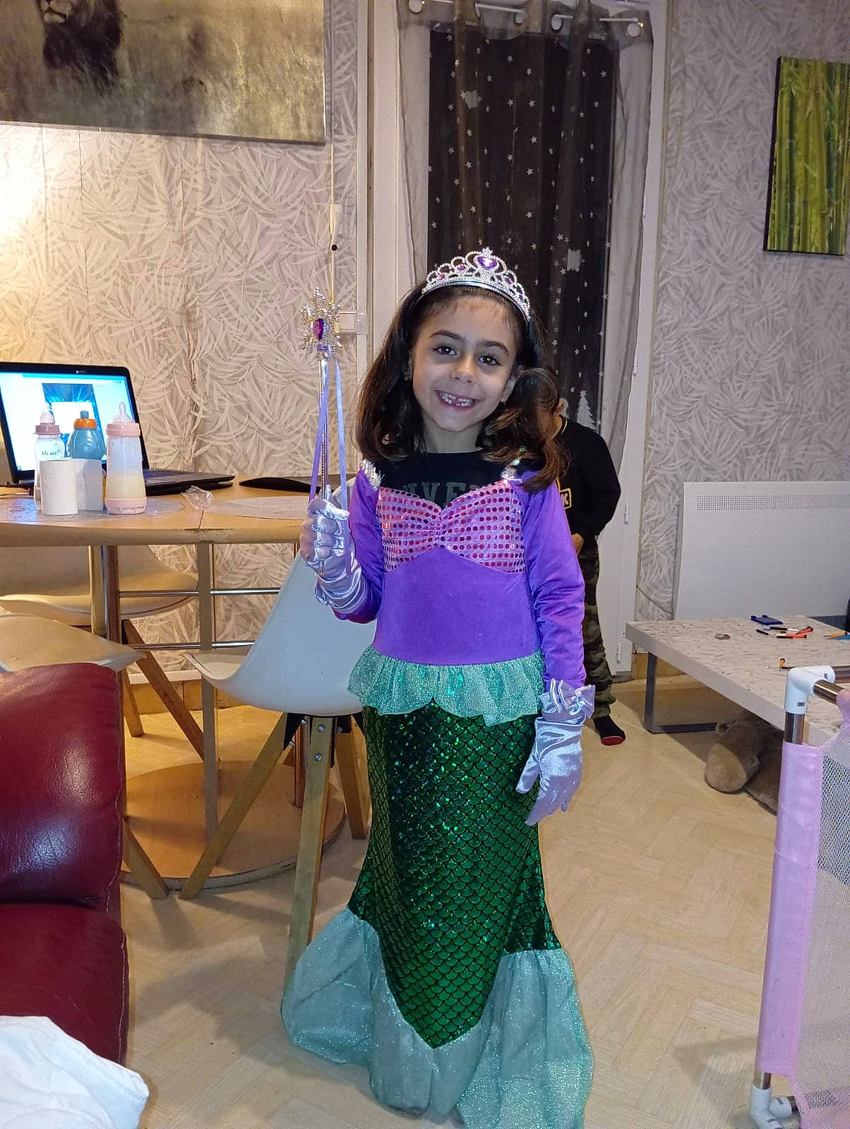 Océane participe au concours pour gagner de l'argent avec cette photo : chair, child, costume, costume_design, curtain, event, fashion_design, fun, happy, jewellery, joy, magenta, pattern, person, purple, room, sitting, smile, standing, toddler